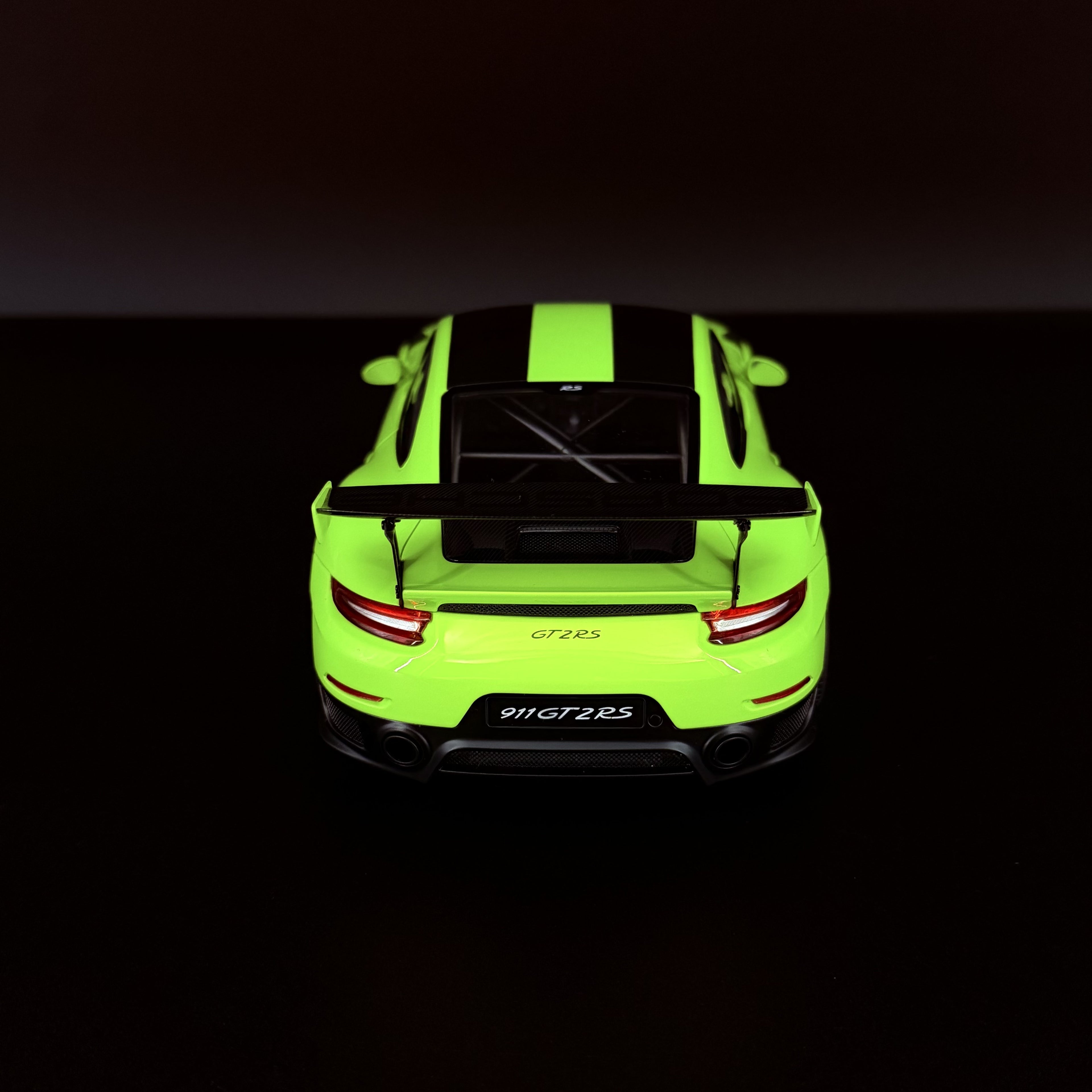 Porsche 911 GT2 RS Weissach Paket (991.2) – Acidgrün Maßstab 1:18 von AUTOart