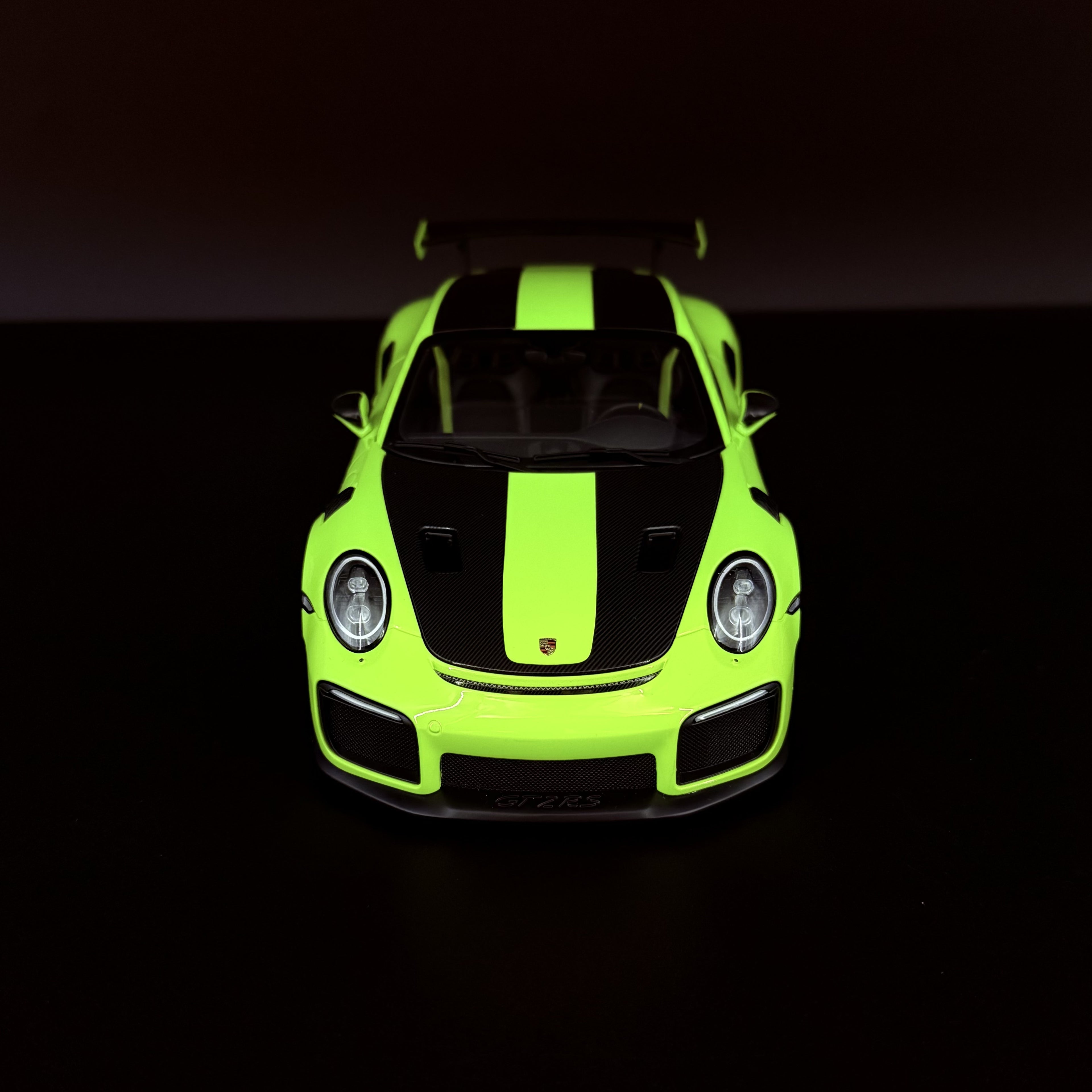 Porsche 911 GT2 RS Weissach Paket (991.2) – Acidgrün Maßstab 1:18 von AUTOart