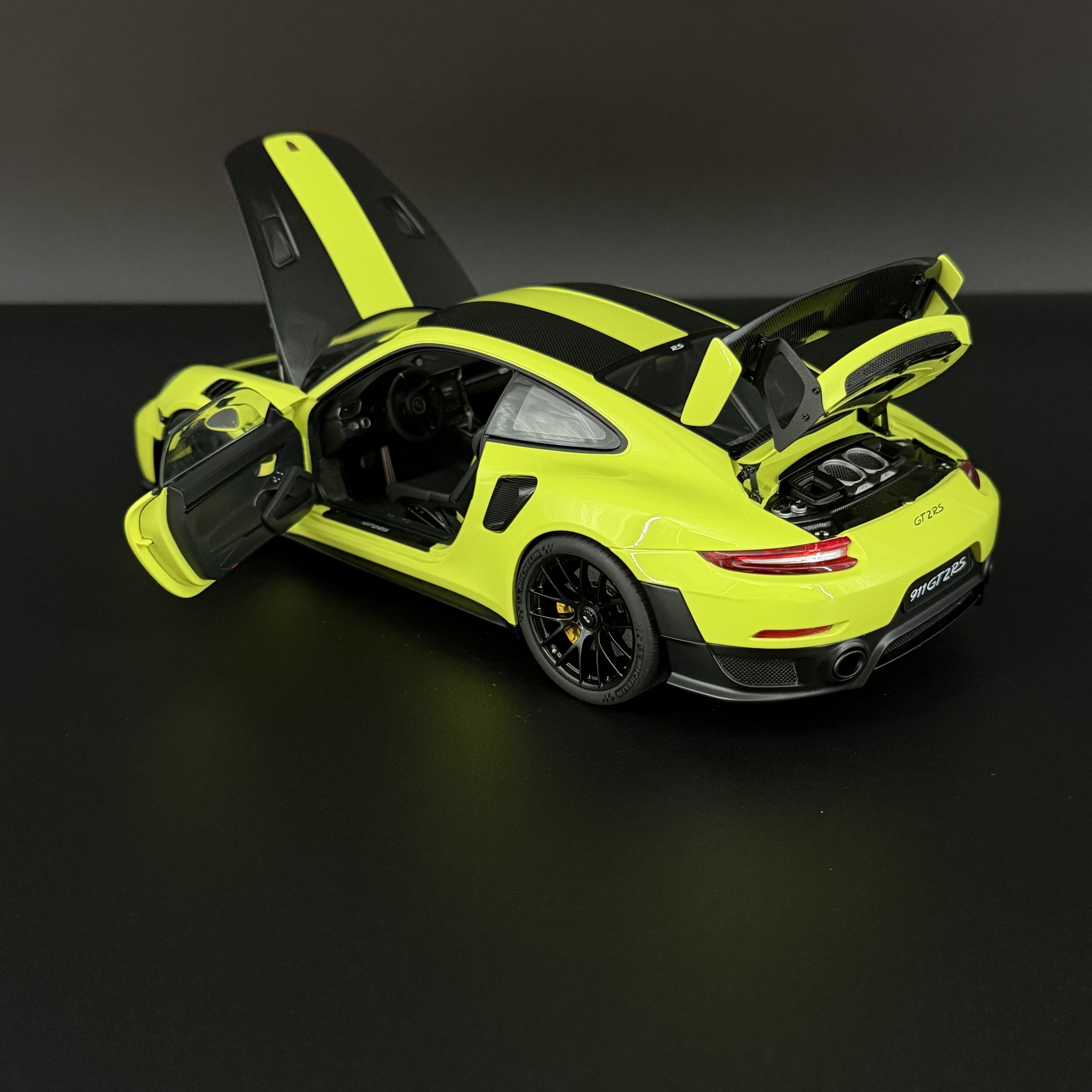 Porsche 911 GT2 RS Weissach Paket (991.2) – Acidgrün Maßstab 1:18 von AUTOart