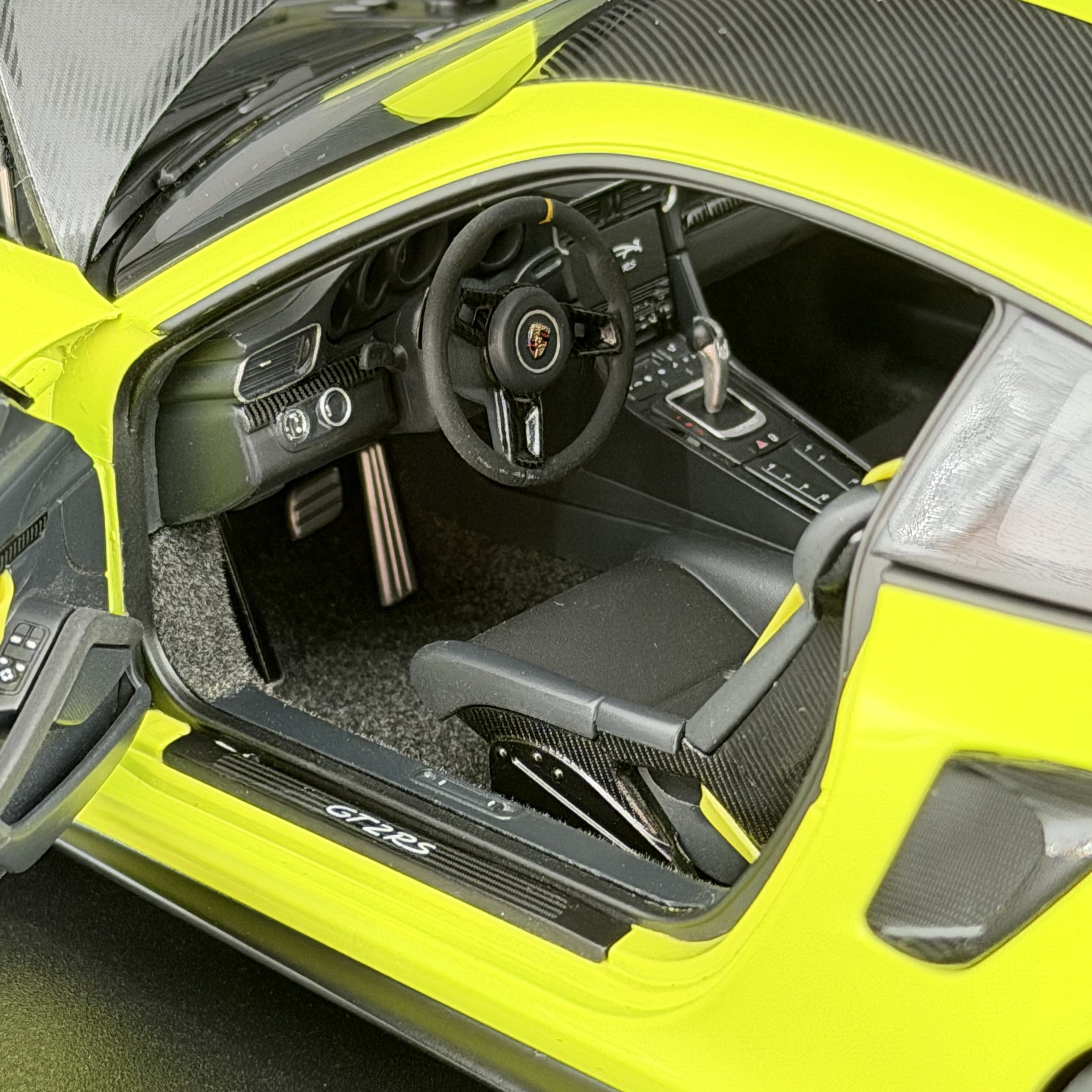 Porsche 911 GT2 RS Weissach Paket (991.2) – Acidgrün Maßstab 1:18 von AUTOart