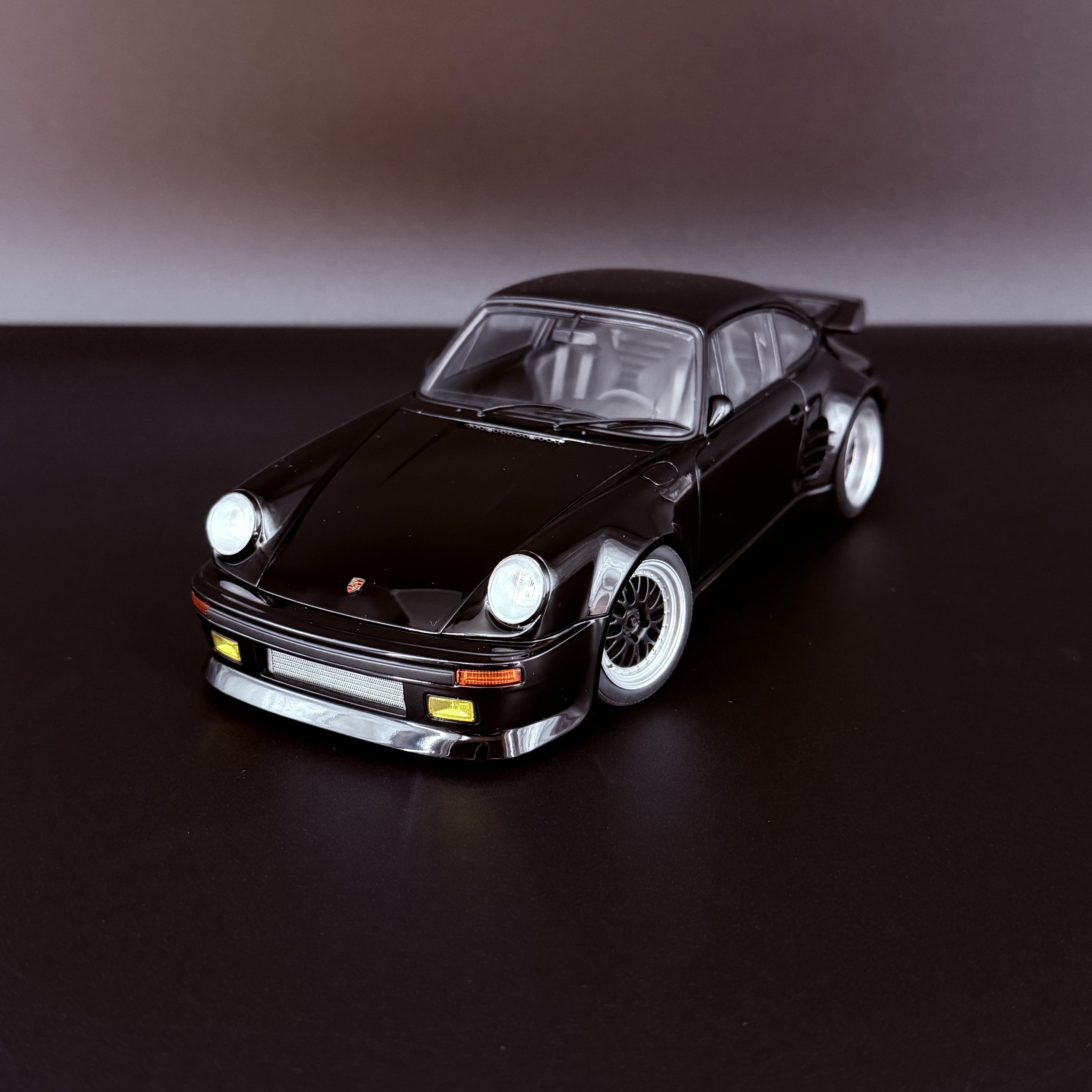 Porsche 911 Turbo (930) „BlackBird“ – Wangan Midnight Comic #1 Version im Maßstab 1:18 von AUTOart