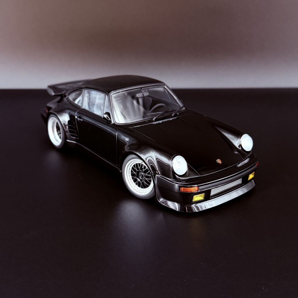 Porsche 911 Turbo (930) „BlackBird“ – Wangan Midnight Comic #1 Version im Maßstab 1:18 von AUTOart