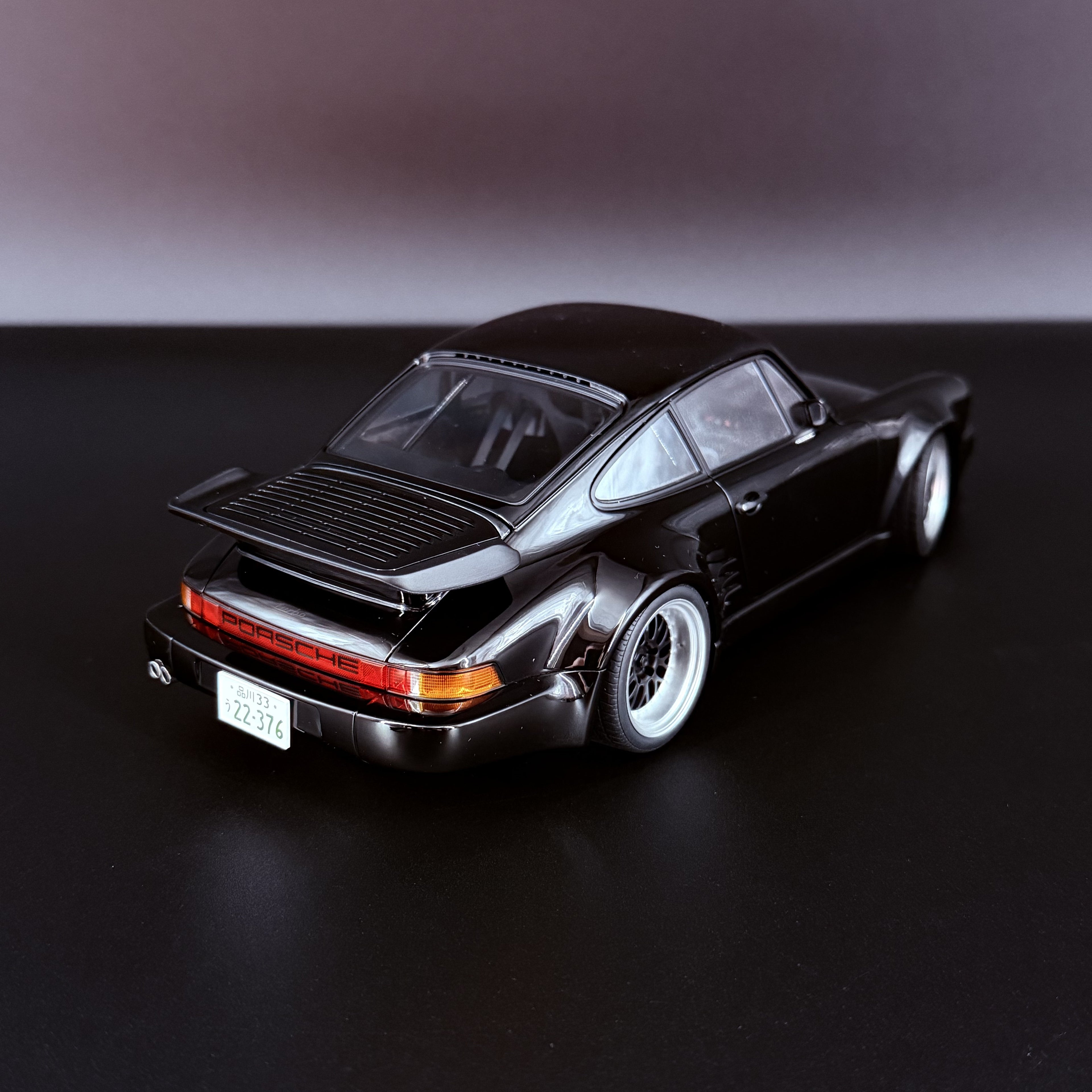 Porsche 911 Turbo (930) „BlackBird“ – Wangan Midnight Comic #1 Version im Maßstab 1:18 von AUTOart