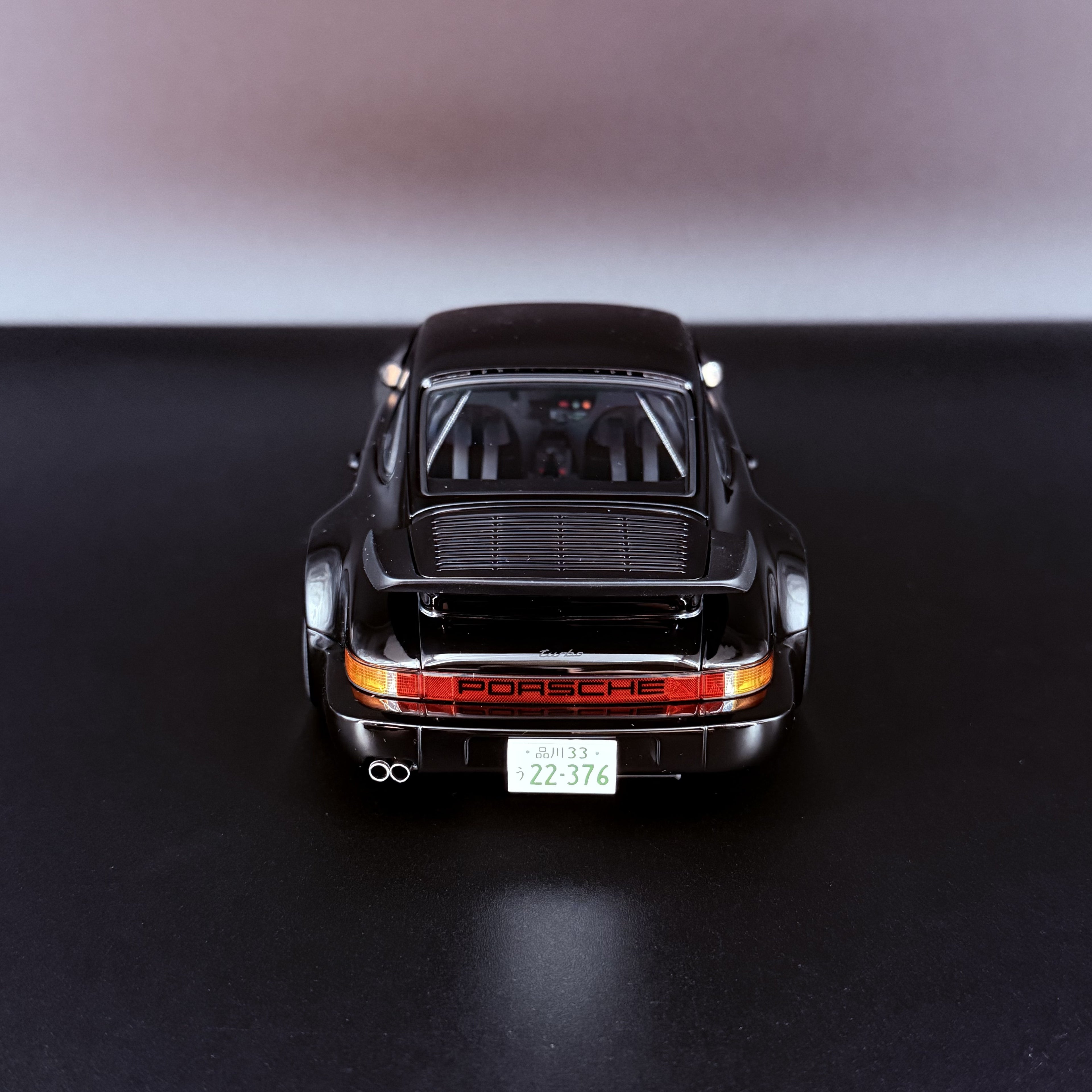 Porsche 911 Turbo (930) „BlackBird“ – Wangan Midnight Comic #1 Version im Maßstab 1:18 von AUTOart