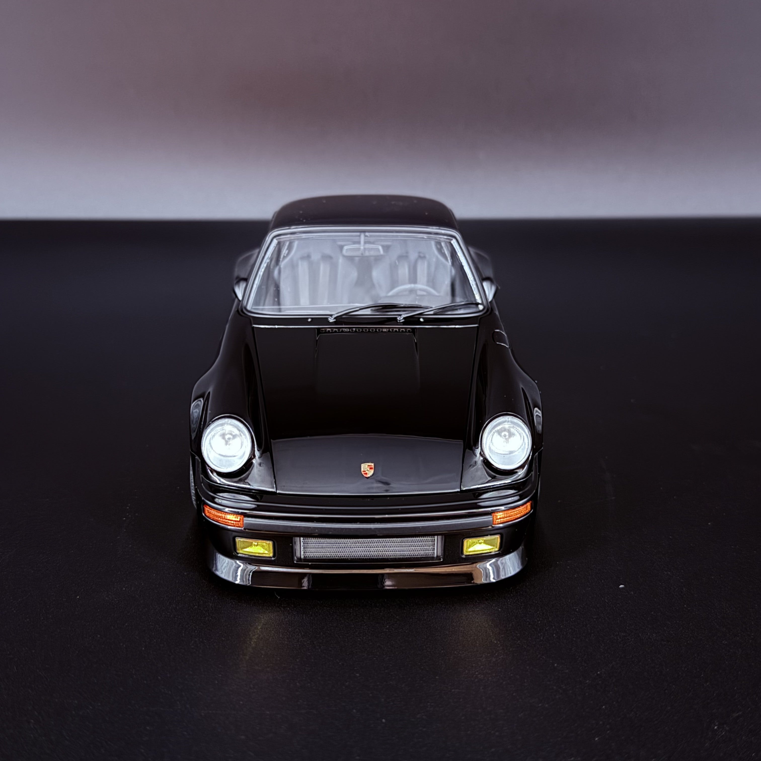 Porsche 911 Turbo (930) „BlackBird“ – Wangan Midnight Comic #1 Version im Maßstab 1:18 von AUTOart