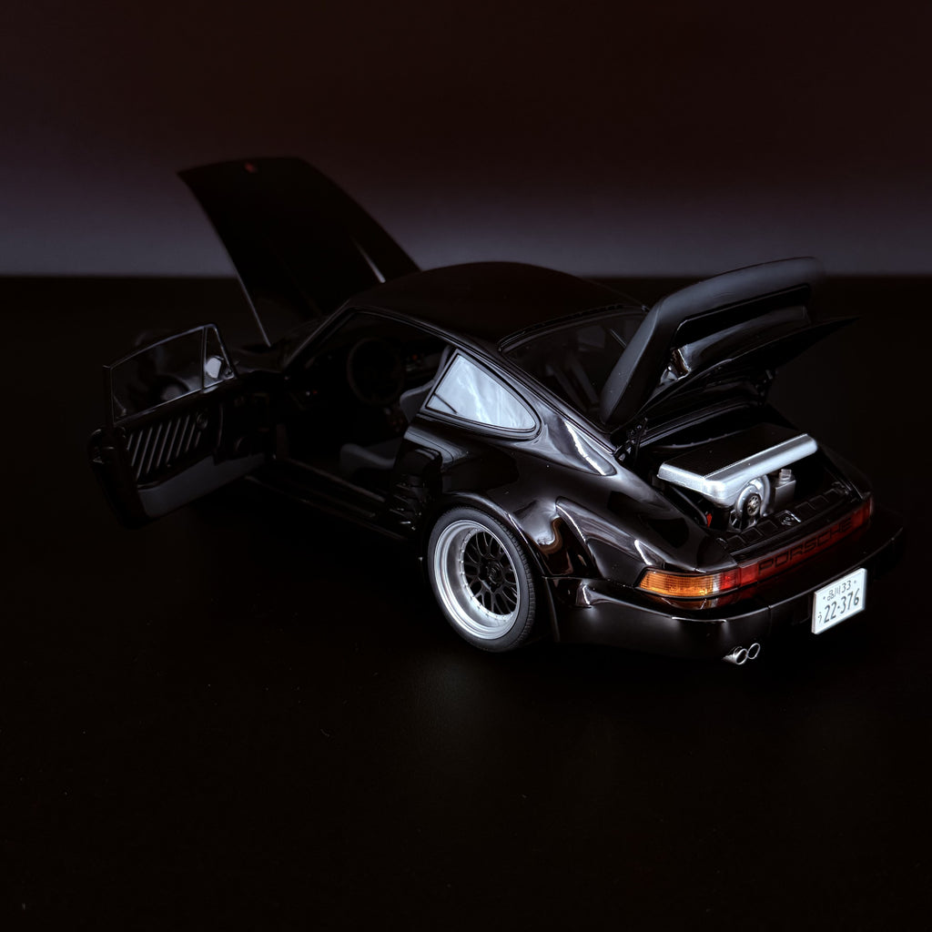 Porsche 911 Turbo (930) „BlackBird“ – Wangan Midnight Comic #1 Version im Maßstab 1:18 von AUTOart