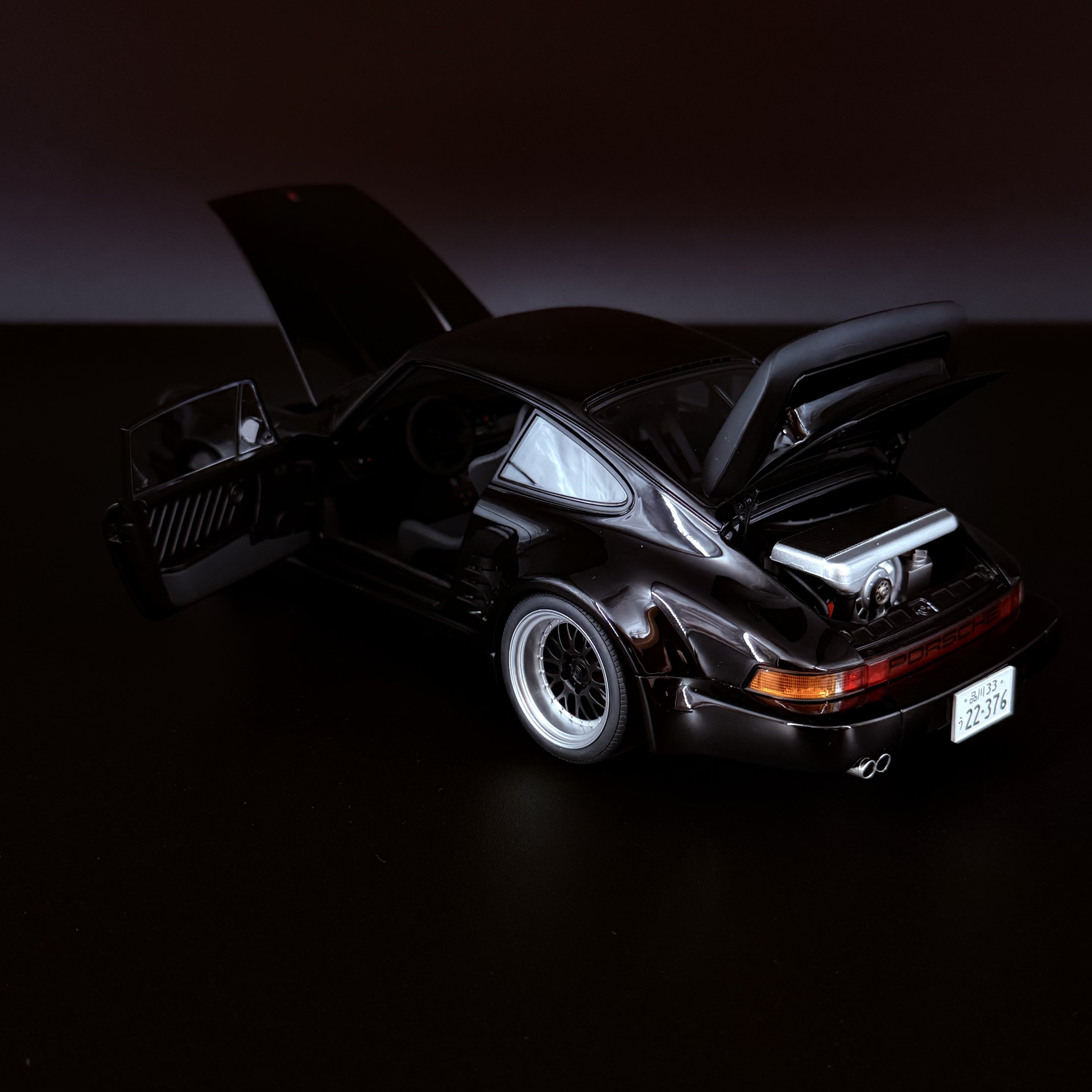 Porsche 911 Turbo (930) „BlackBird“ – Wangan Midnight Comic #1 Version im Maßstab 1:18 von AUTOart