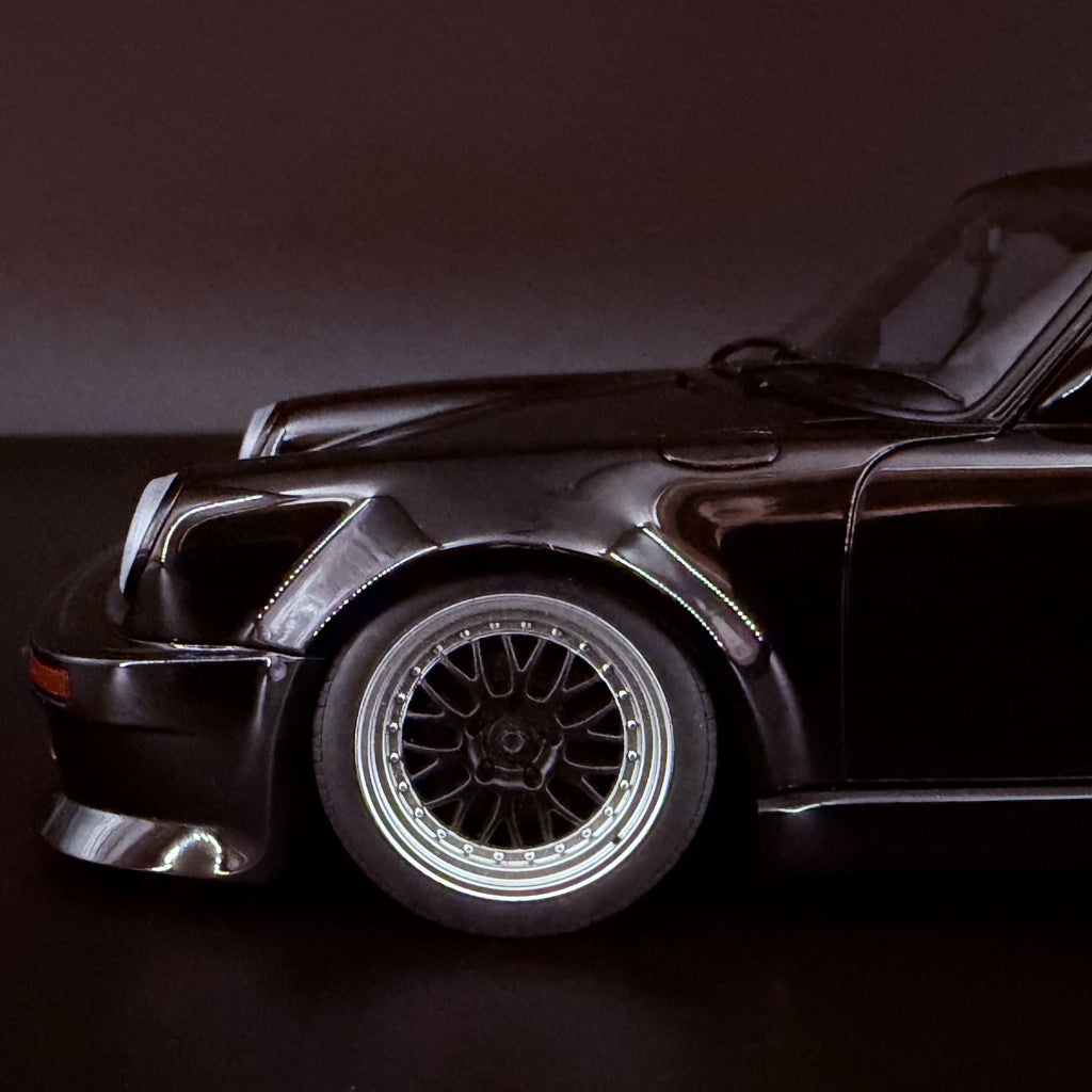 Porsche 911 Turbo (930) „BlackBird“ – Wangan Midnight Comic #1 Version im Maßstab 1:18 von AUTOart