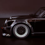 Porsche 911 Turbo (930) „BlackBird“ – Wangan Midnight Comic #1 Version im Maßstab 1:18 von AUTOart
