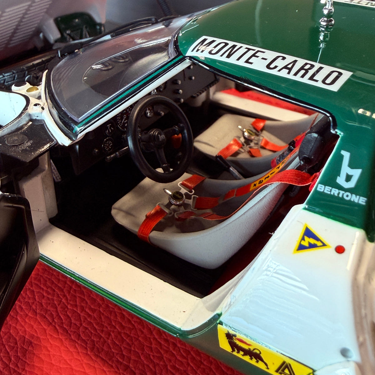 Lancia Stratos HF 1975 Monte Carlo č. 14 1:18 od Kyosho