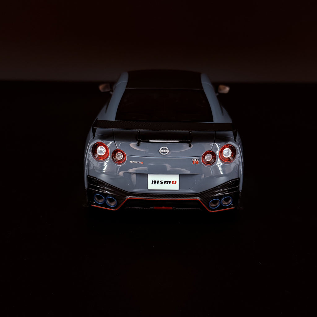 Nissan GT-R (R35) NISMO Special Edition – NISMO Stealth Grey im Maßstab 1:18 von AUTOart