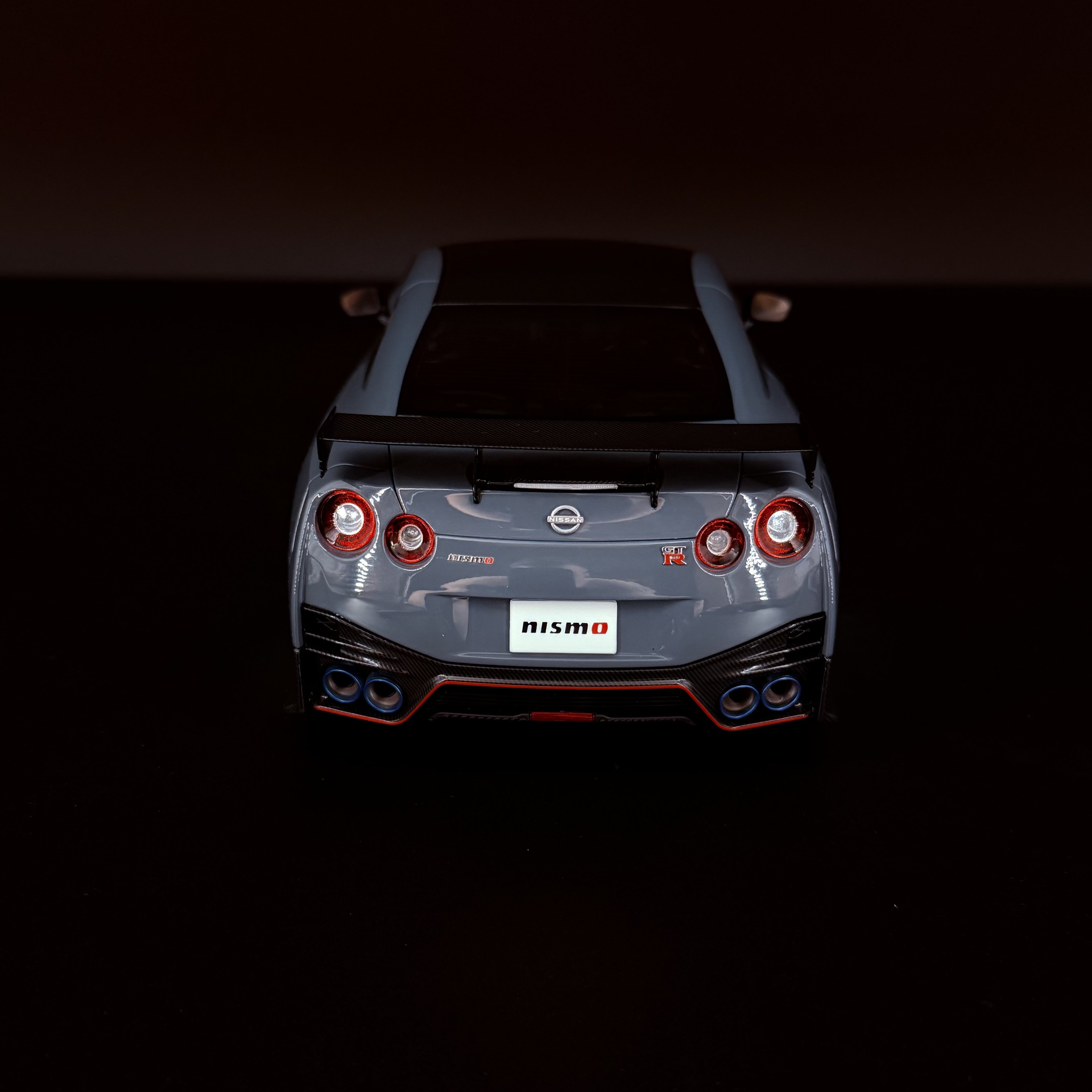Nissan GT-R (R35) NISMO Special Edition – NISMO Stealth Grey im Maßstab 1:18 von AUTOart