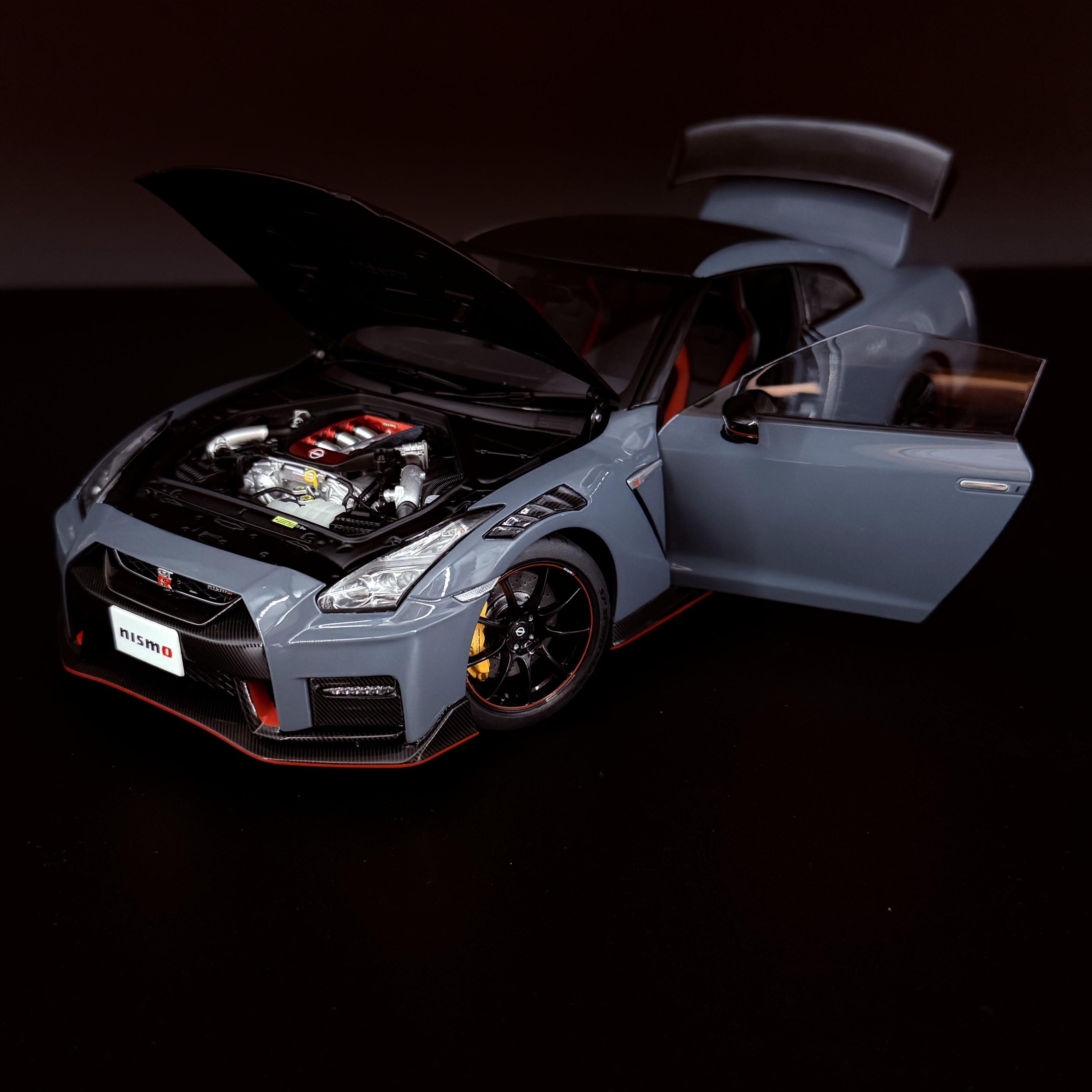 Nissan GT-R (R35) NISMO Special Edition – NISMO Stealth Grey im Maßstab 1:18 von AUTOart