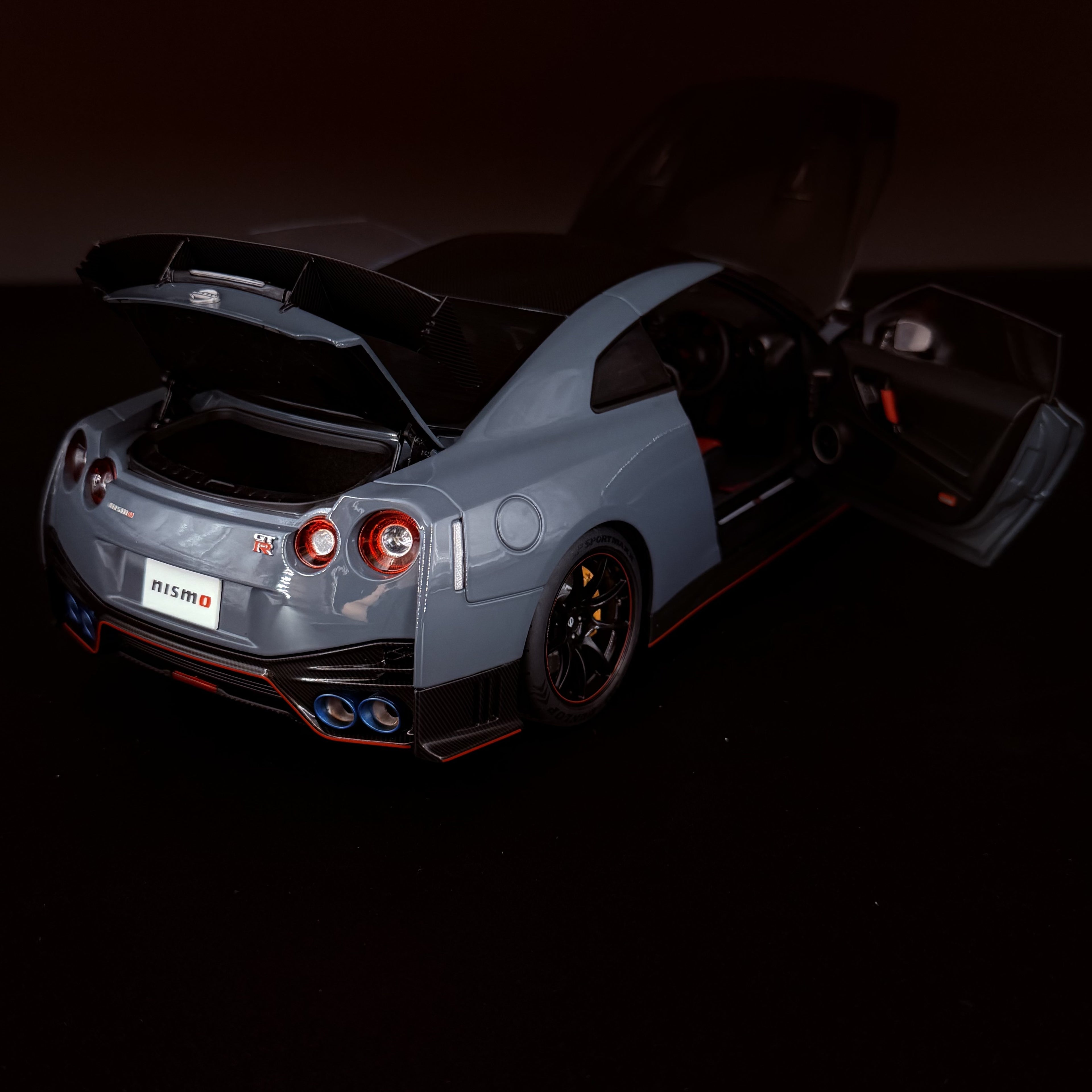 Nissan GT-R (R35) NISMO Special Edition – NISMO Stealth Grey im Maßstab 1:18 von AUTOart