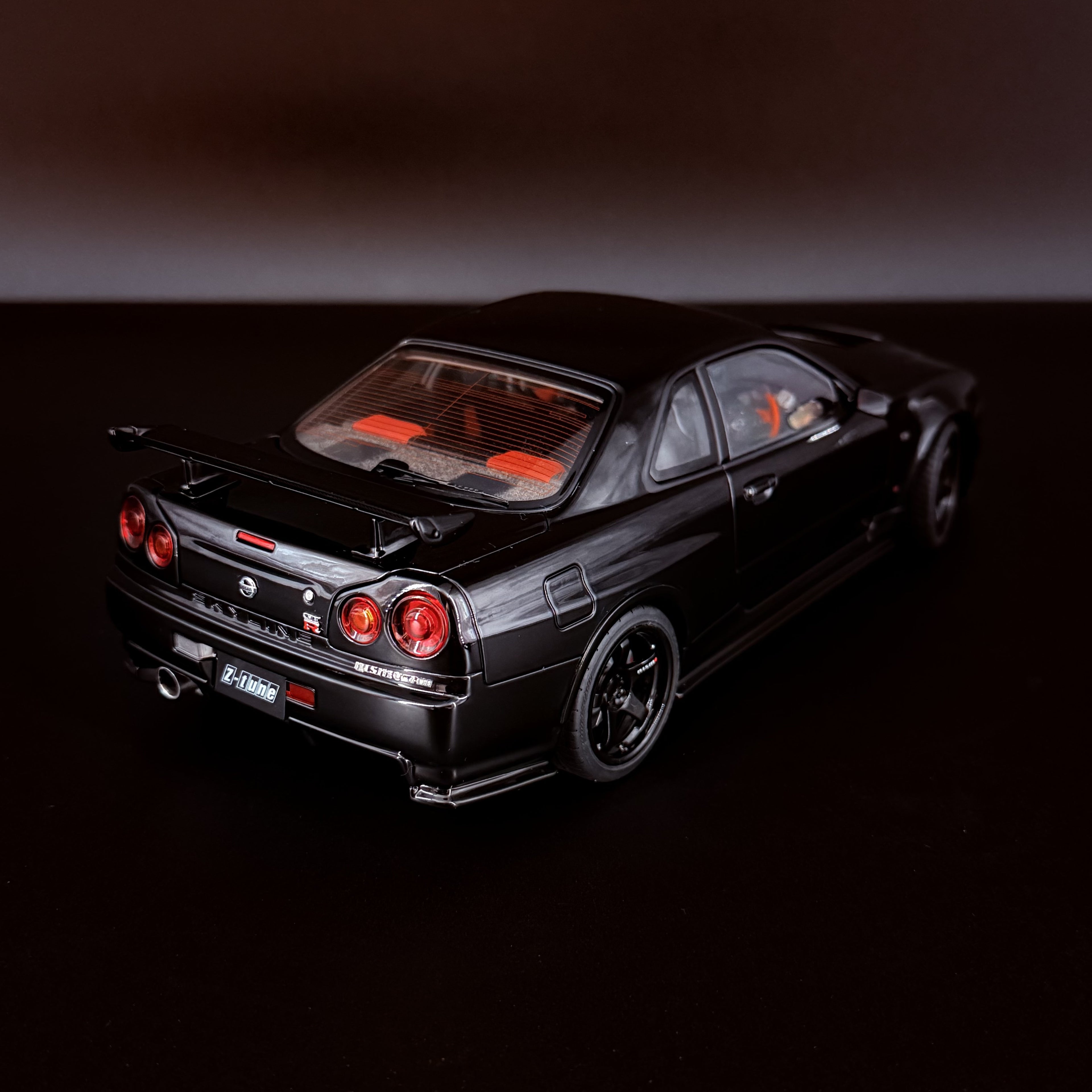 Nissan Skyline GT-R (R34) NISMO Z-Tune 2002 – Pearl Black 1:18 Maßstab von AUTOart