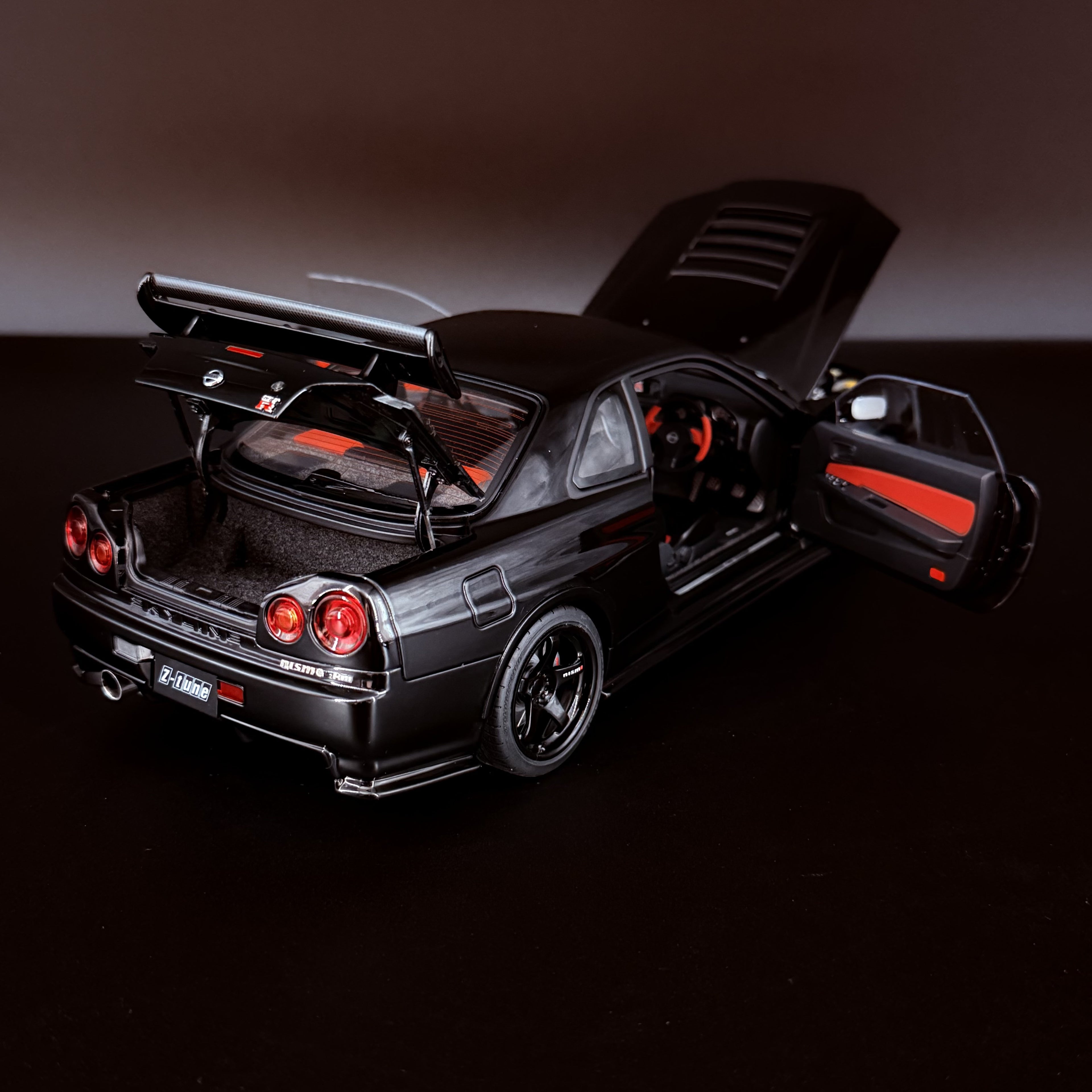 Nissan Skyline GT-R (R34) NISMO Z-Tune 2002 – Pearl Black 1:18 Maßstab von AUTOart