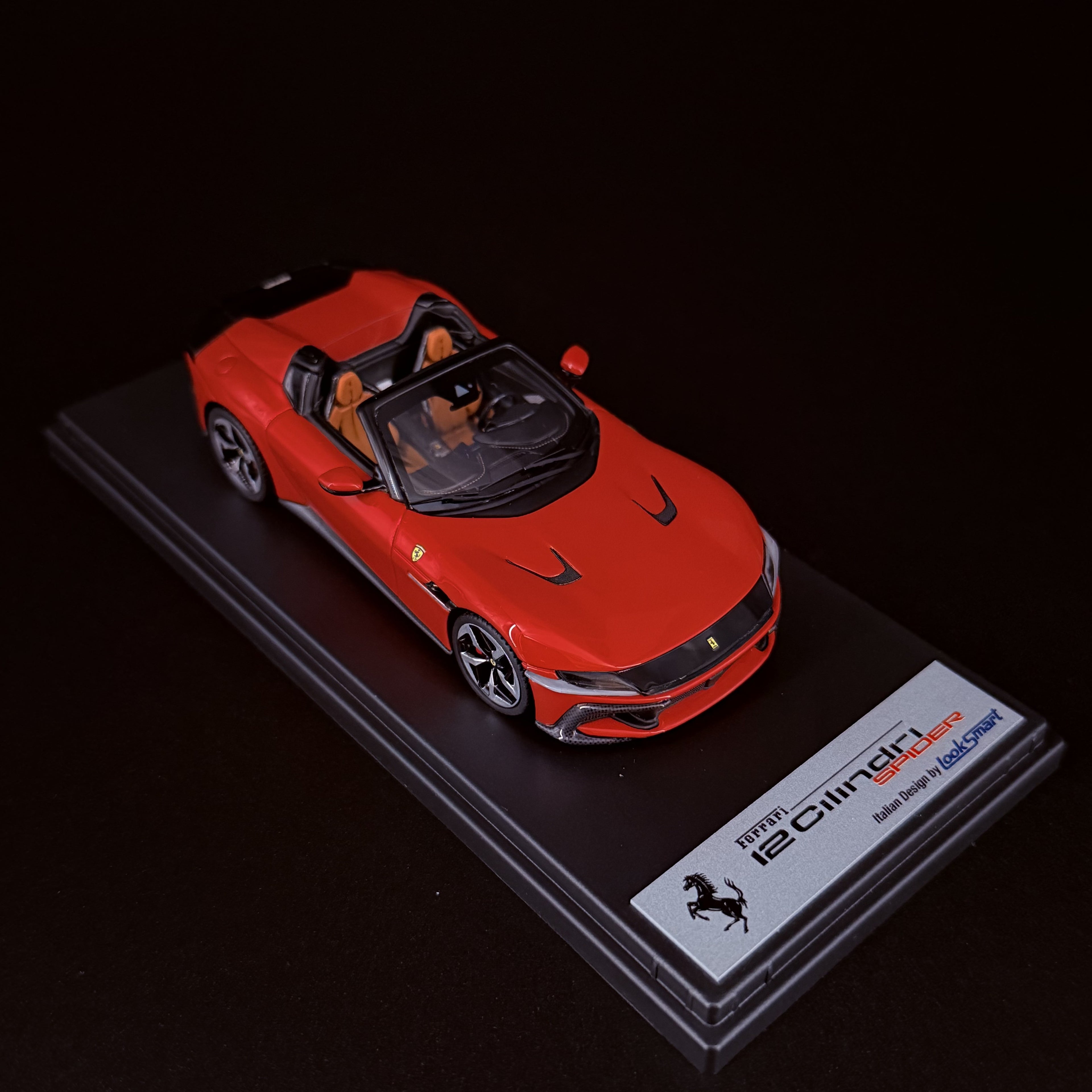 Ferrari 12Cilindri Spider – Rosso Corsa Maßstab 1:43 von Looksmart
