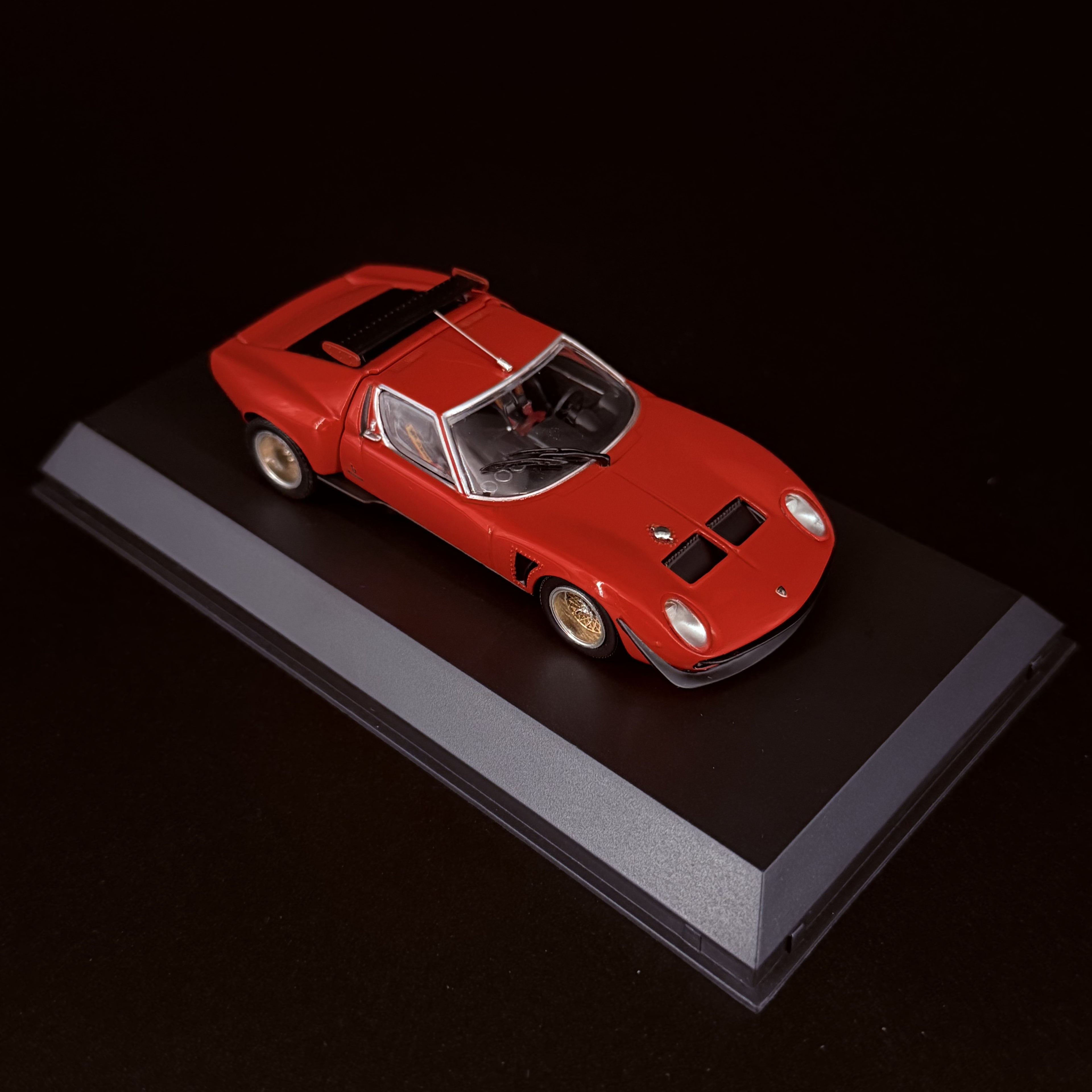 Lamborghini Miura SVR – Rot / Schwarz im Maßstab 1:43 von KYOSHO