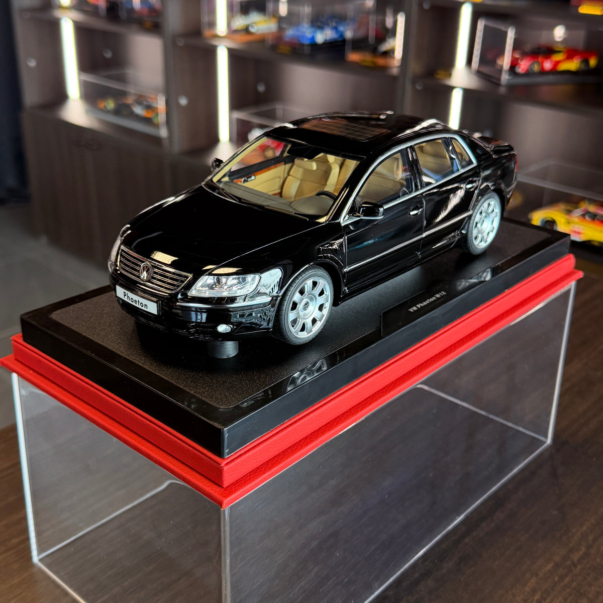 Volkswagen Phaeton 6.0 W12 2005 – černý L041 1:18 od OttOmobile