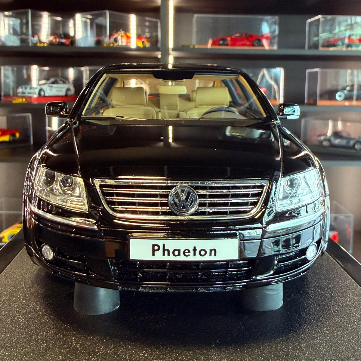 Volkswagen Phaeton 6.0 W12 2005 – černý L041 1:18 od OttOmobile