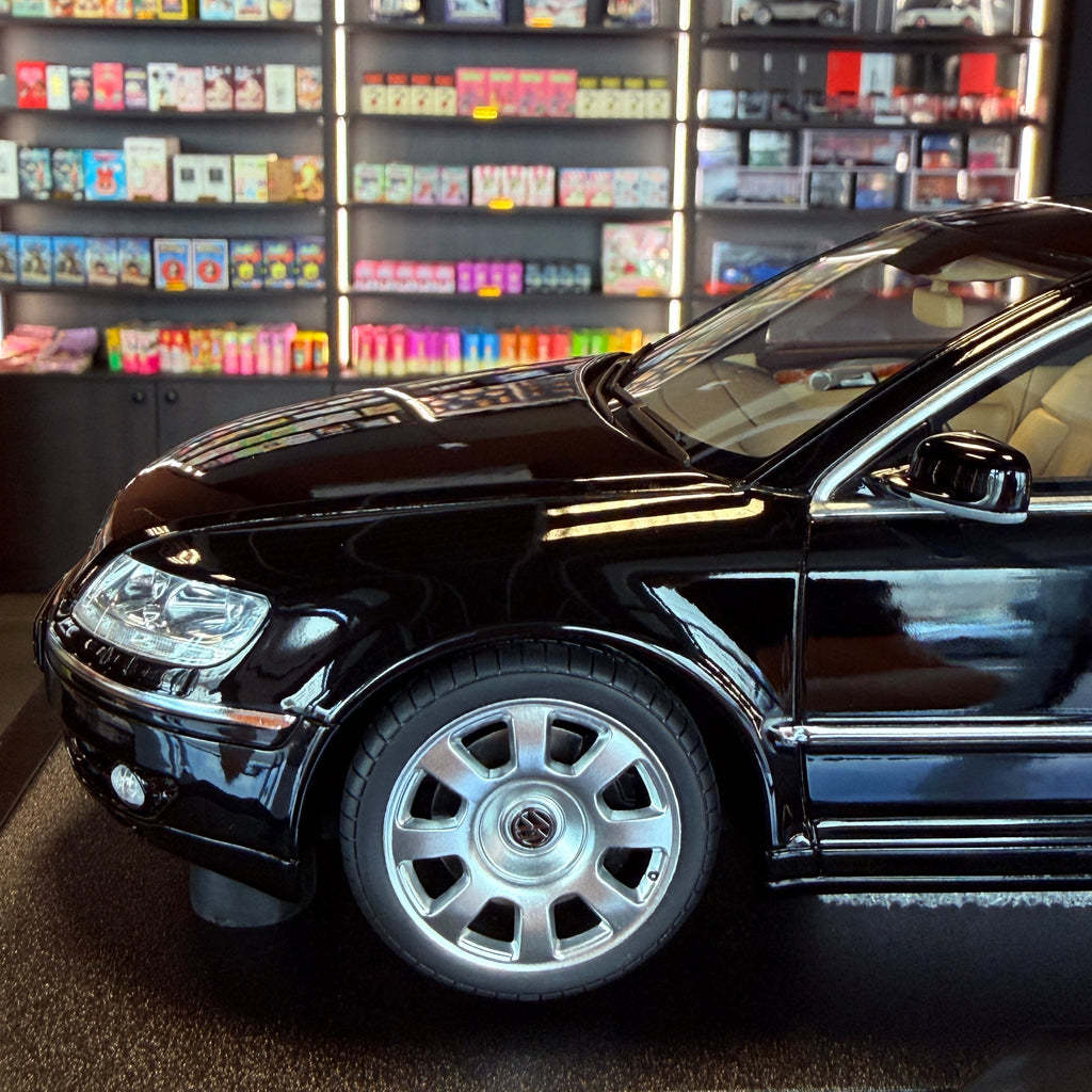 Volkswagen Phaeton 6.0 W12 2005 – černý L041 1:18 od OttOmobile