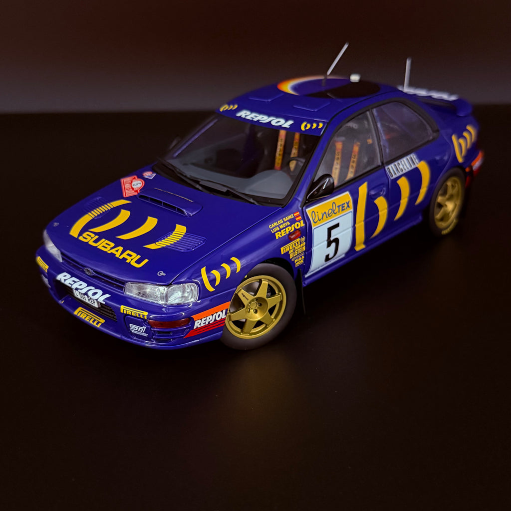 Subaru Impreza 555 Rallye Monte Carlo 1995, vůz č. 5, Carlos Sainz, měřítko 1:18 s vitrínou od Kyosho