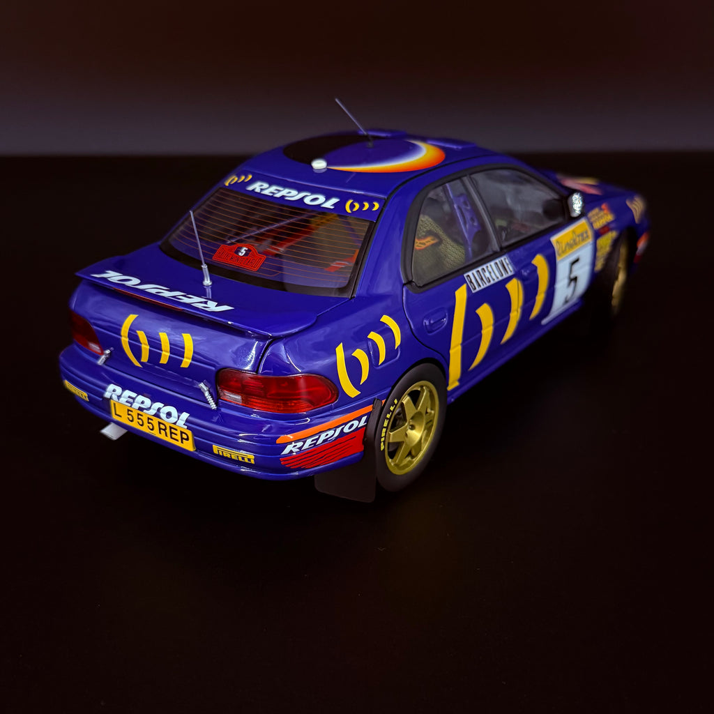 Subaru Impreza 555 Rallye Monte Carlo 1995, vůz č. 5, Carlos Sainz, měřítko 1:18 s vitrínou od Kyosho