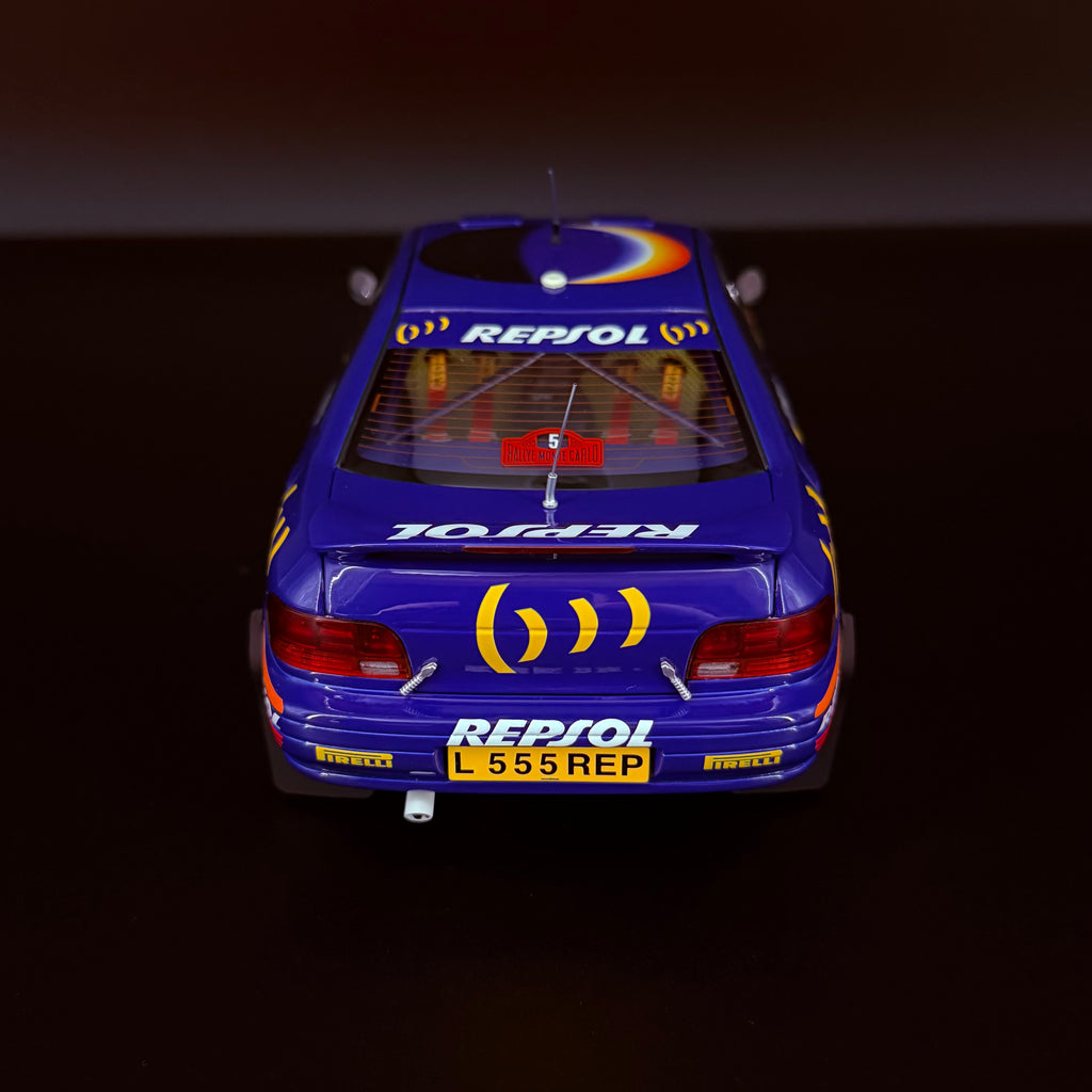 Subaru Impreza 555 Rallye Monte Carlo 1995, vůz č. 5, Carlos Sainz, měřítko 1:18 s vitrínou od Kyosho