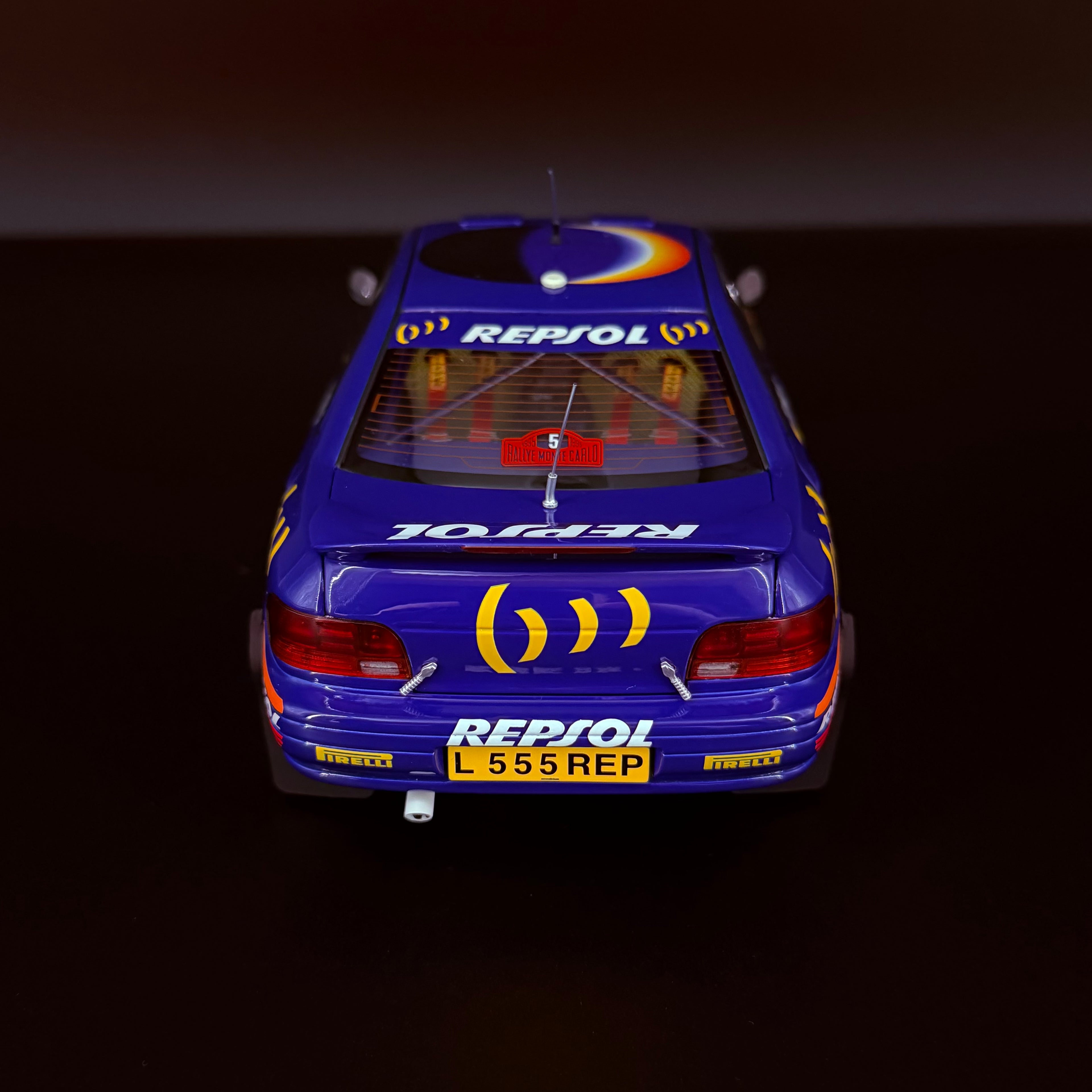 Subaru Impreza 555 Rallye Monte Carlo 1995, vůz č. 5, Carlos Sainz, měřítko 1:18 s vitrínou od Kyosho