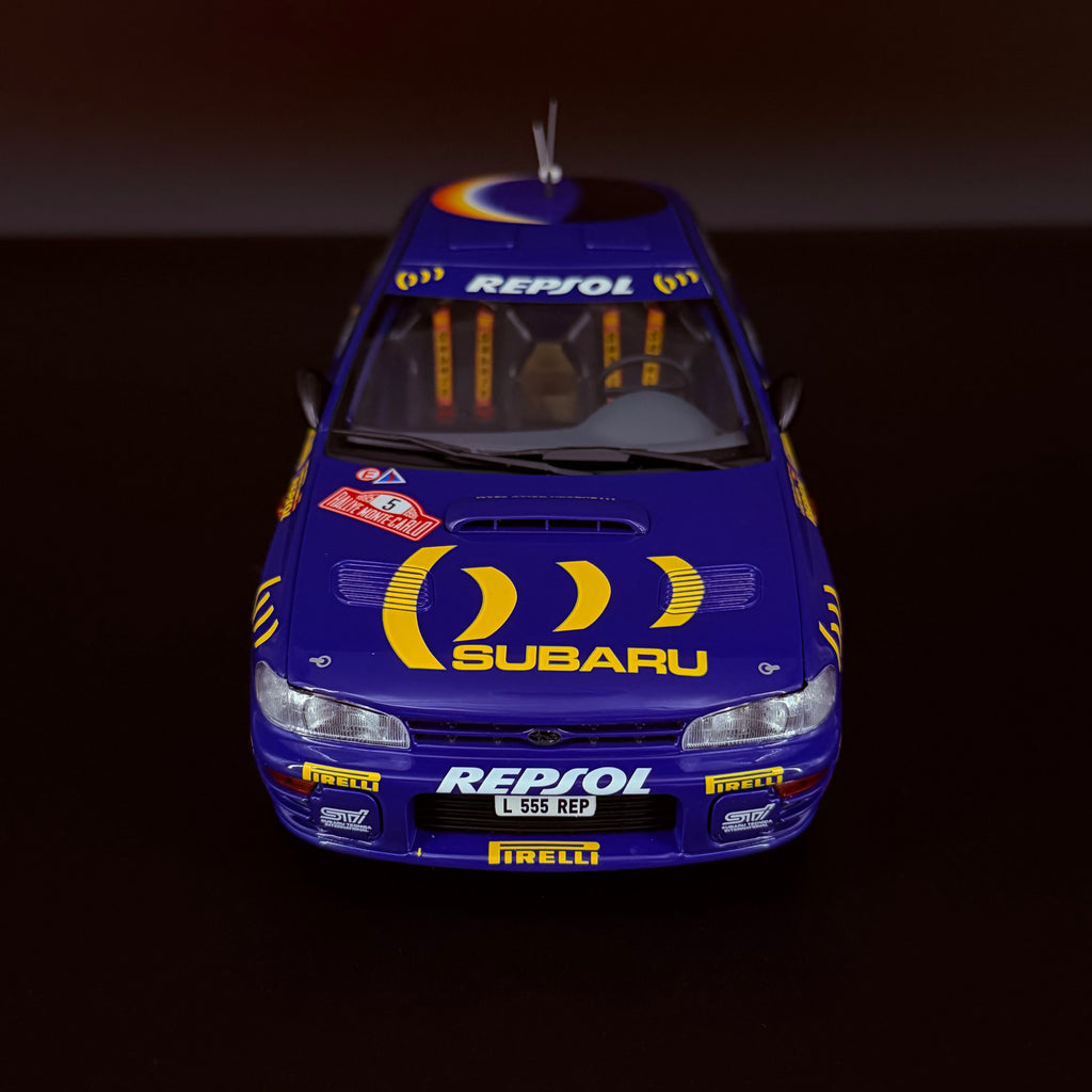 Subaru Impreza 555 Rallye Monte Carlo 1995, vůz č. 5, Carlos Sainz, měřítko 1:18 s vitrínou od Kyosho