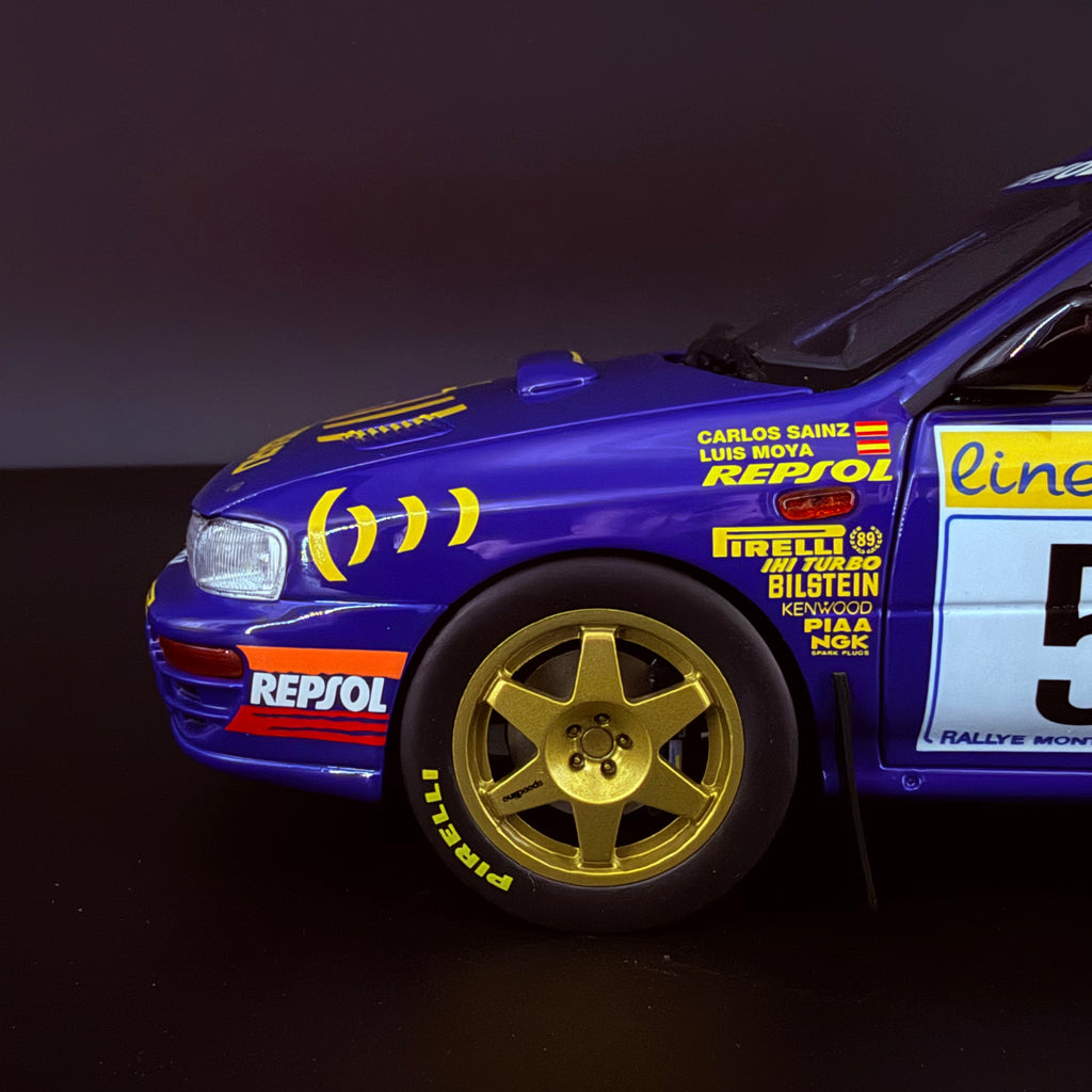 Subaru Impreza 555 Rallye Monte Carlo 1995, vůz č. 5, Carlos Sainz, měřítko 1:18 s vitrínou od Kyosho