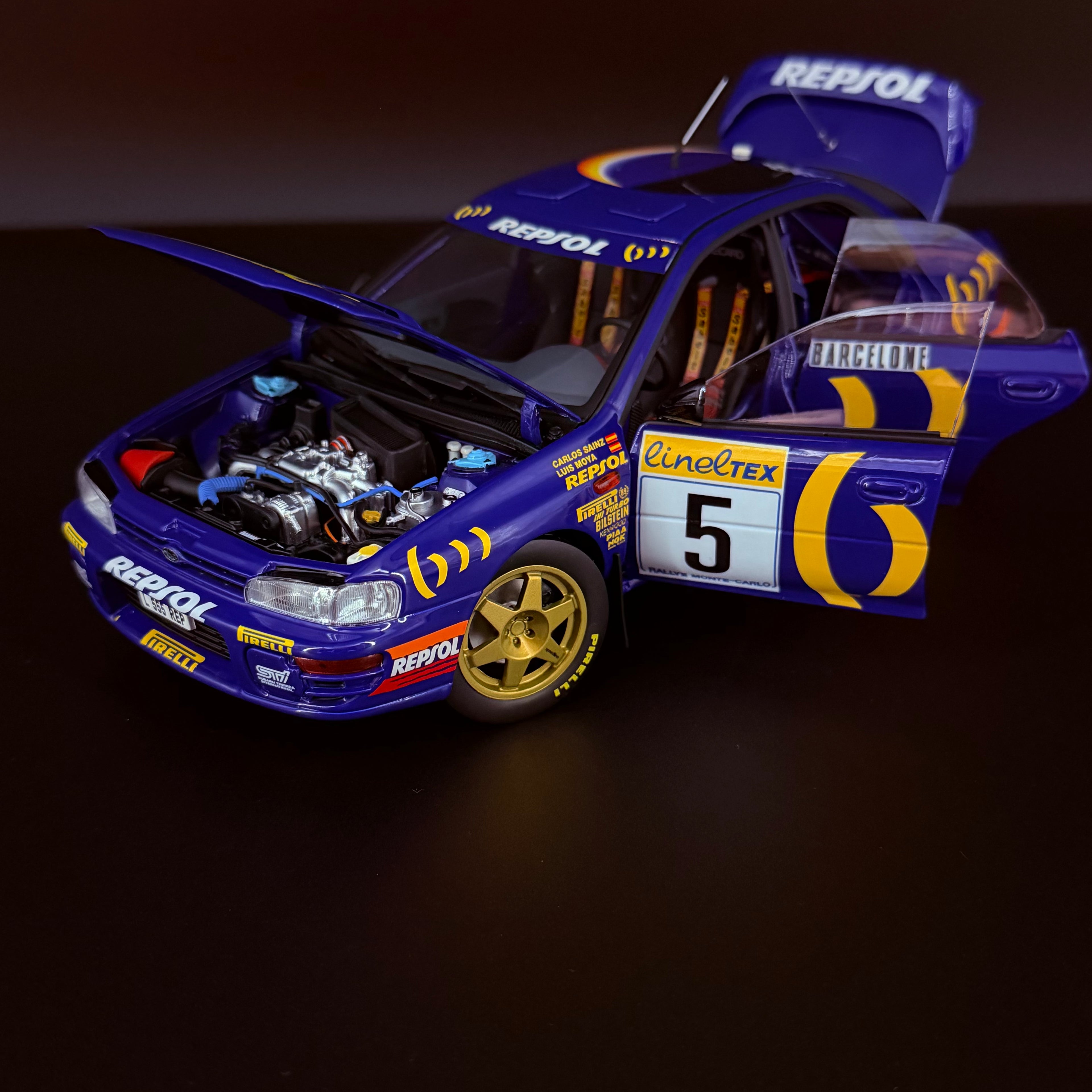 Subaru Impreza 555 Rallye Monte Carlo 1995, vůz č. 5, Carlos Sainz, měřítko 1:18 s vitrínou od Kyosho