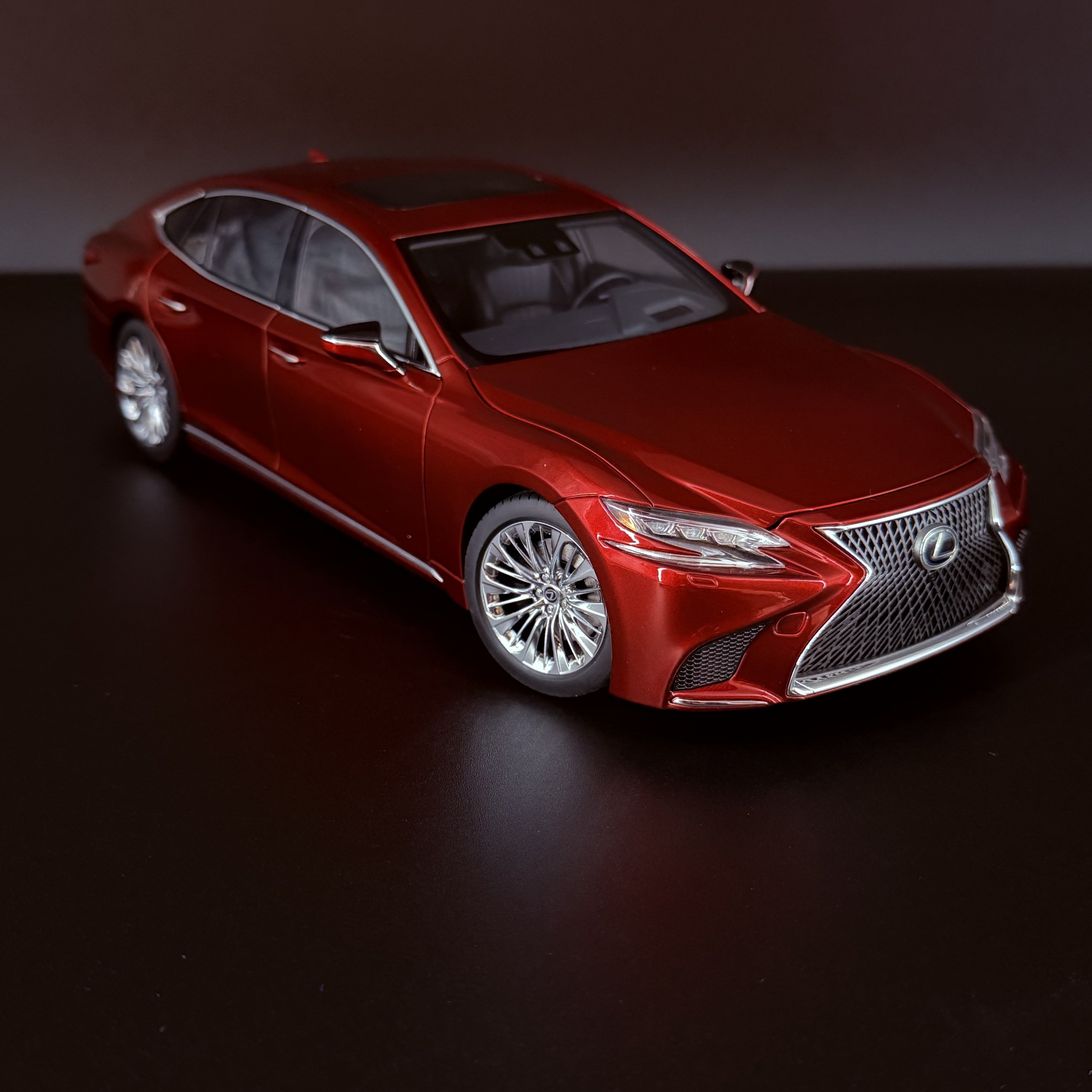 Lexus LS500h 2018 – Morello Rot Metallic Maßstab 1:18 von AUTOart