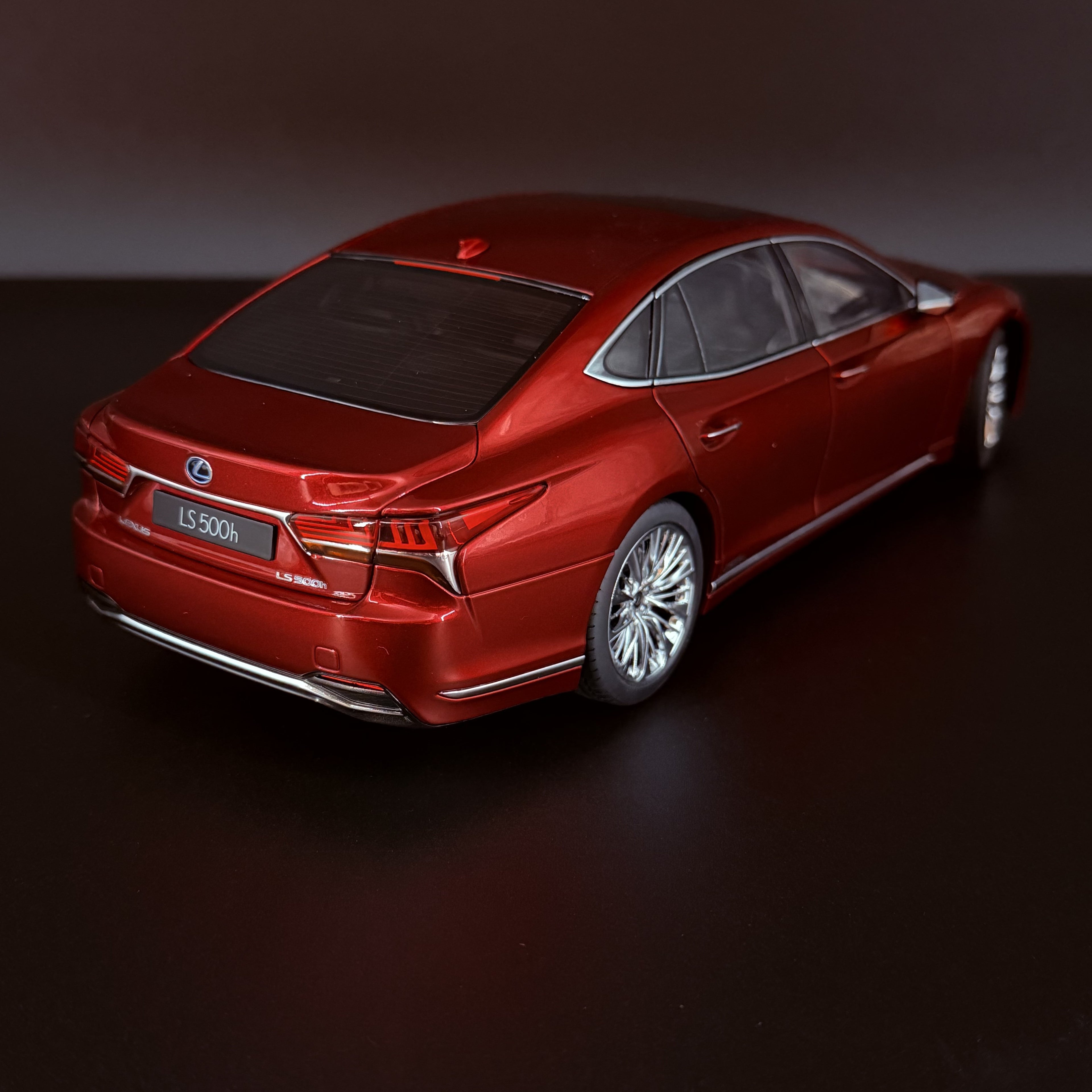Lexus LS500h 2018 – Morello Rot Metallic Maßstab 1:18 von AUTOart