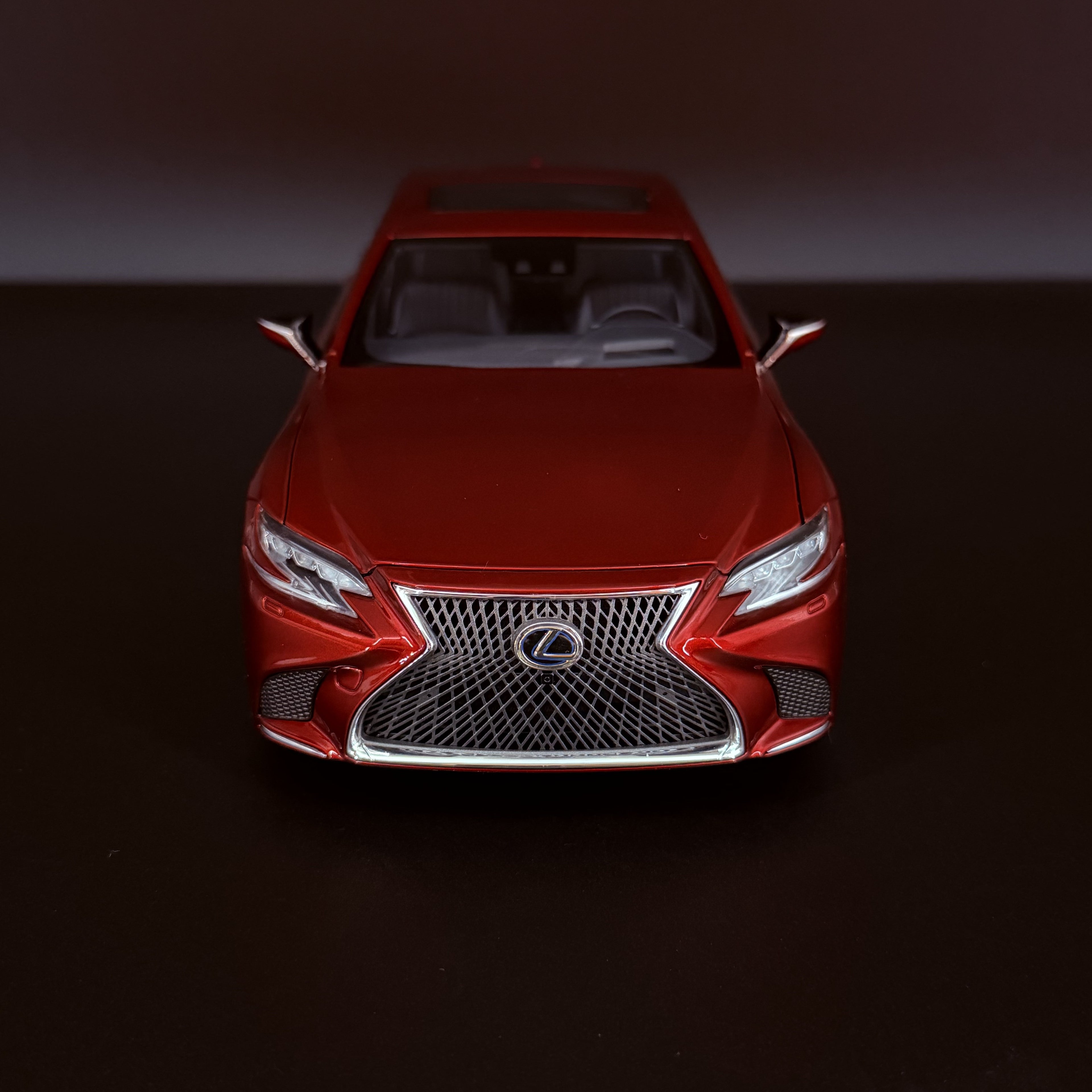 Lexus LS500h 2018 – Morello Rot Metallic Maßstab 1:18 von AUTOart