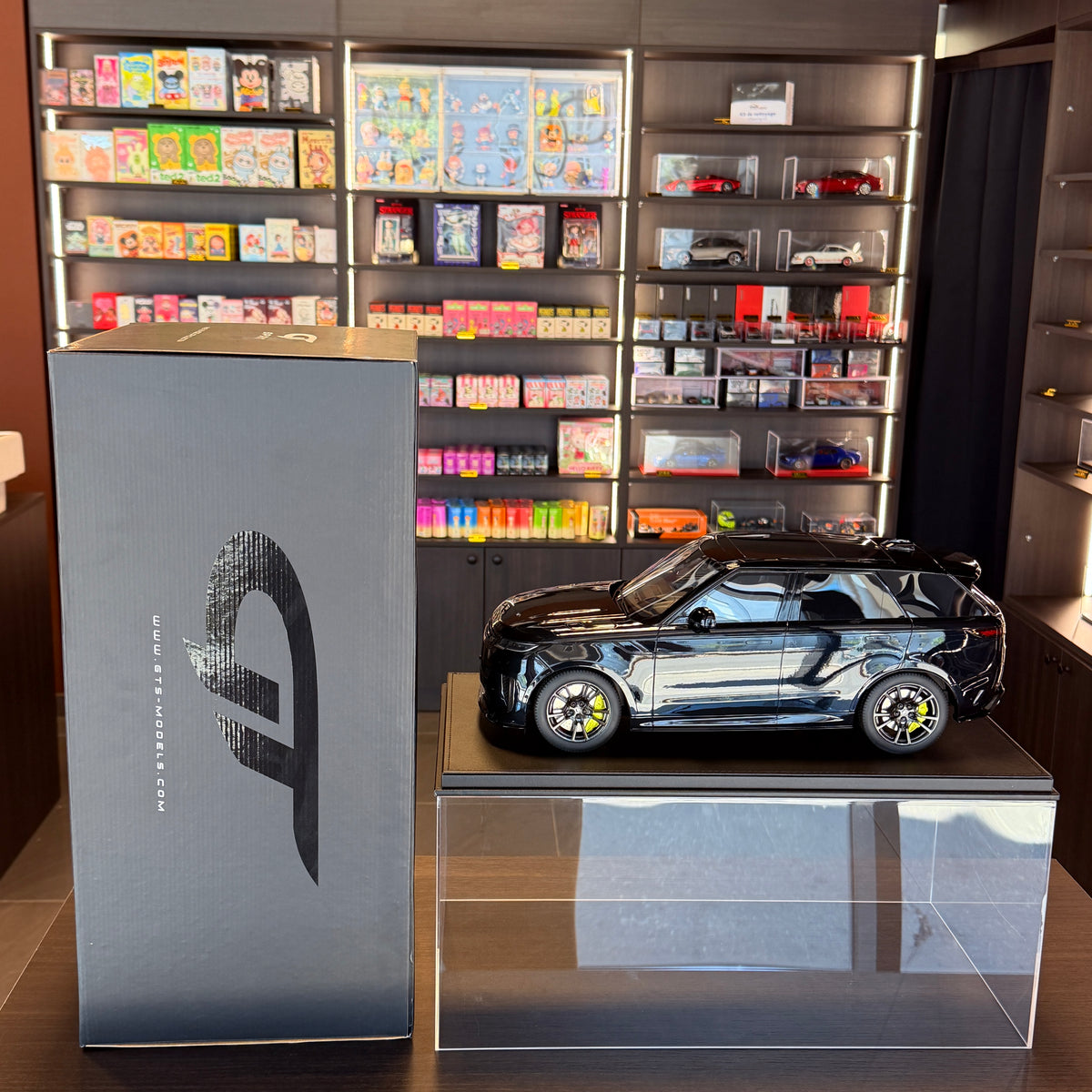 Range Rover Sport SV Edition Two 2024 – Ligurian Black 1:12 od GT Spirit — limitováno na 500 ks