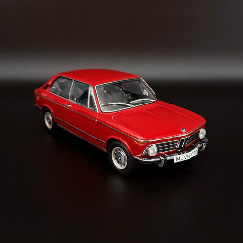 BMW 2000 Touring – Granadared 1:18 Scale by AUTOart Millennium – AUTOart – view 2