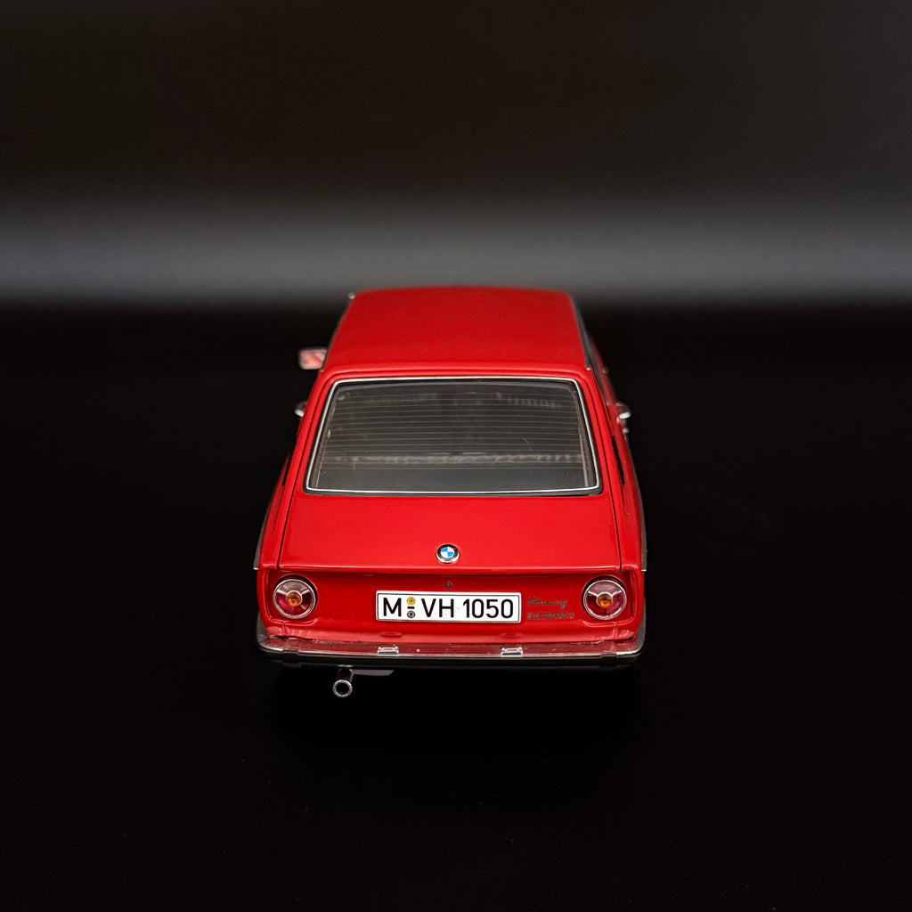 BMW 2000 Touring – Granadared 1:18 Maßstab von AUTOart Millennium