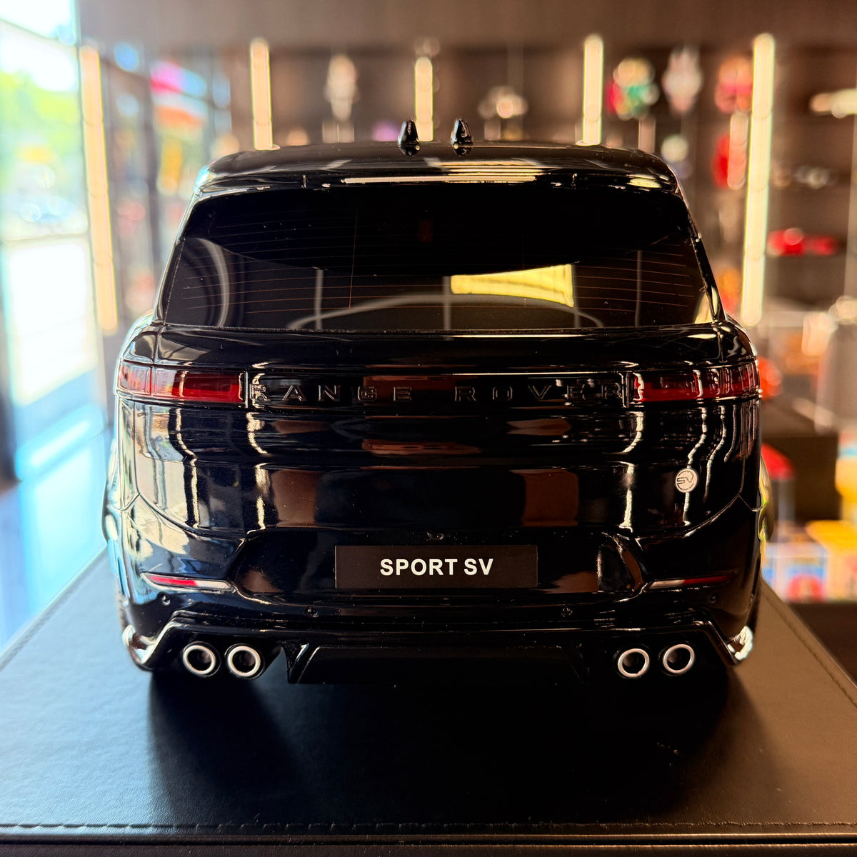 Range Rover Sport SV Edition Two 2024 – Ligurian Black 1:12 od GT Spirit — limitováno na 500 ks