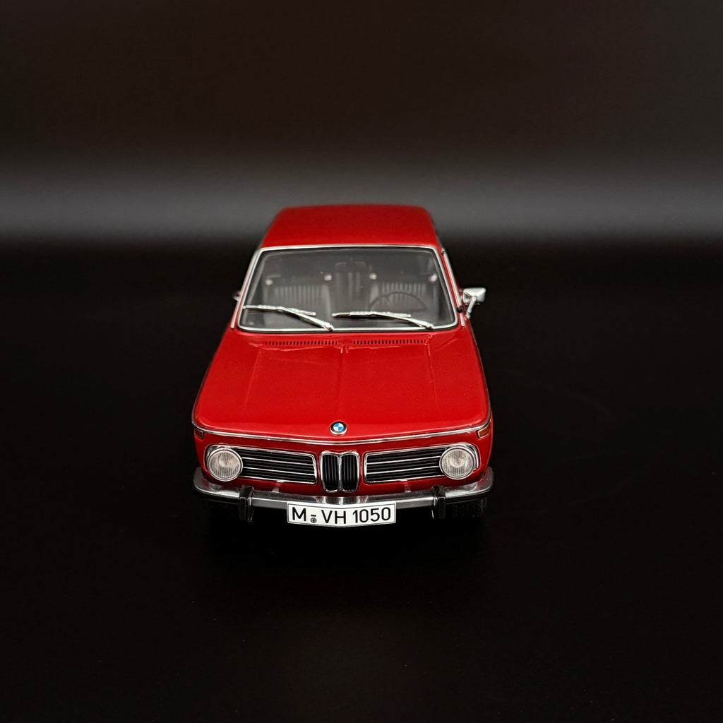 BMW 2000 Touring – Granadared 1:18 Maßstab von AUTOart Millennium