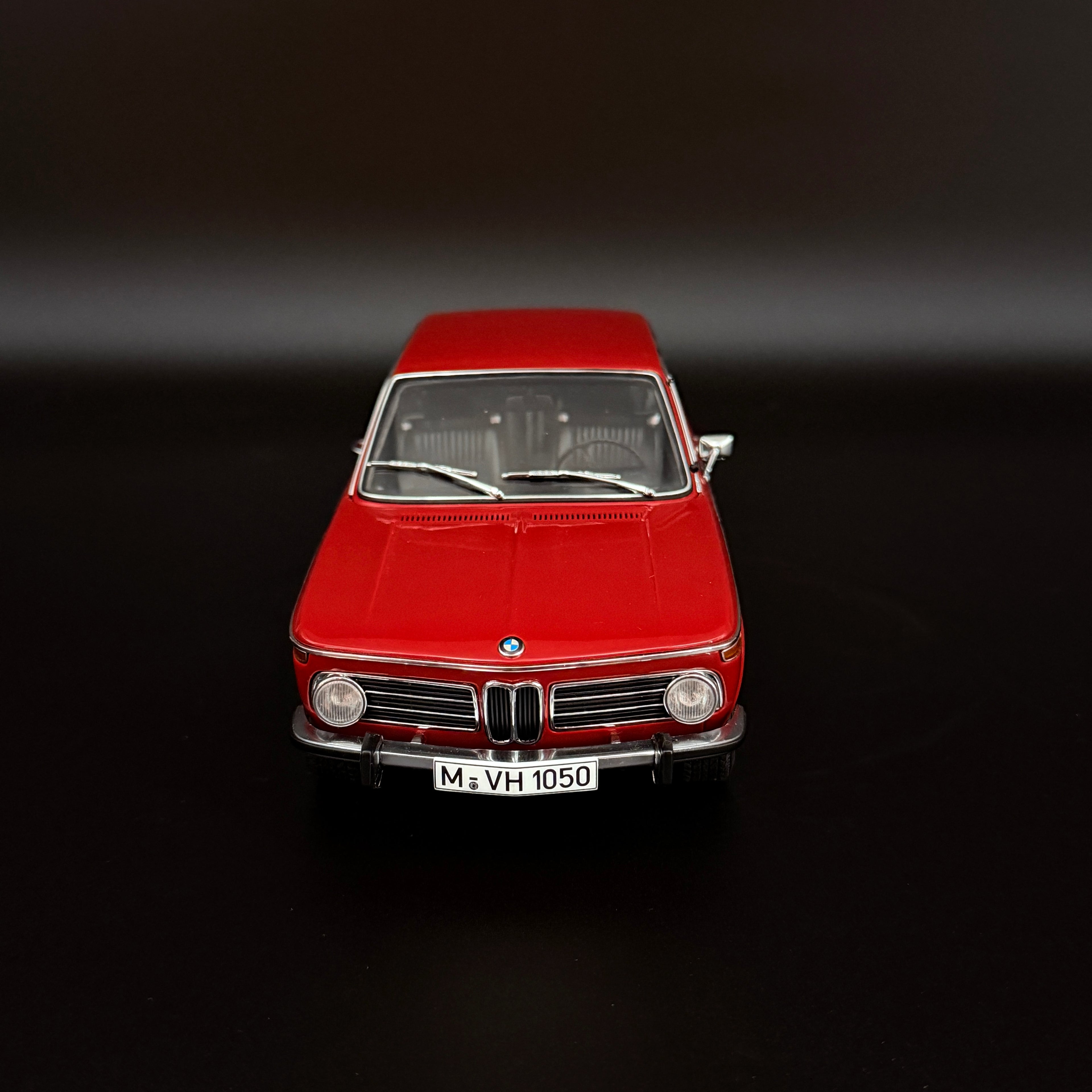 BMW 2000 Touring – Granadared 1:18 Maßstab von AUTOart Millennium