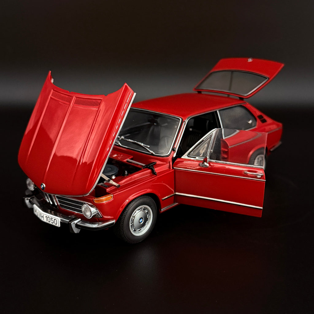 BMW 2000 Touring – Granadared 1:18 Maßstab von AUTOart Millennium