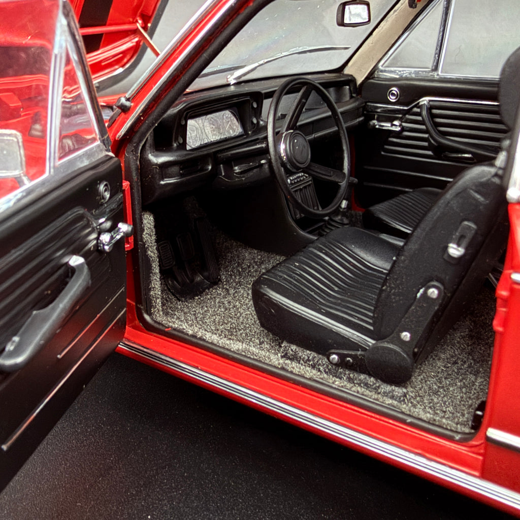 BMW 2000 Touring – Granadared 1:18 Maßstab von AUTOart Millennium