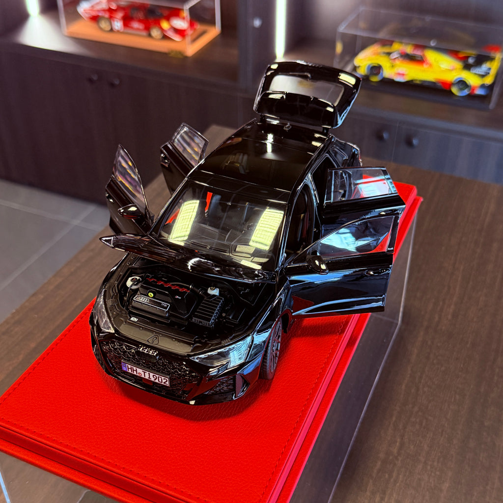 Audi RS 3 Sportback 2025 metalik crna Myth 1:18 Norev