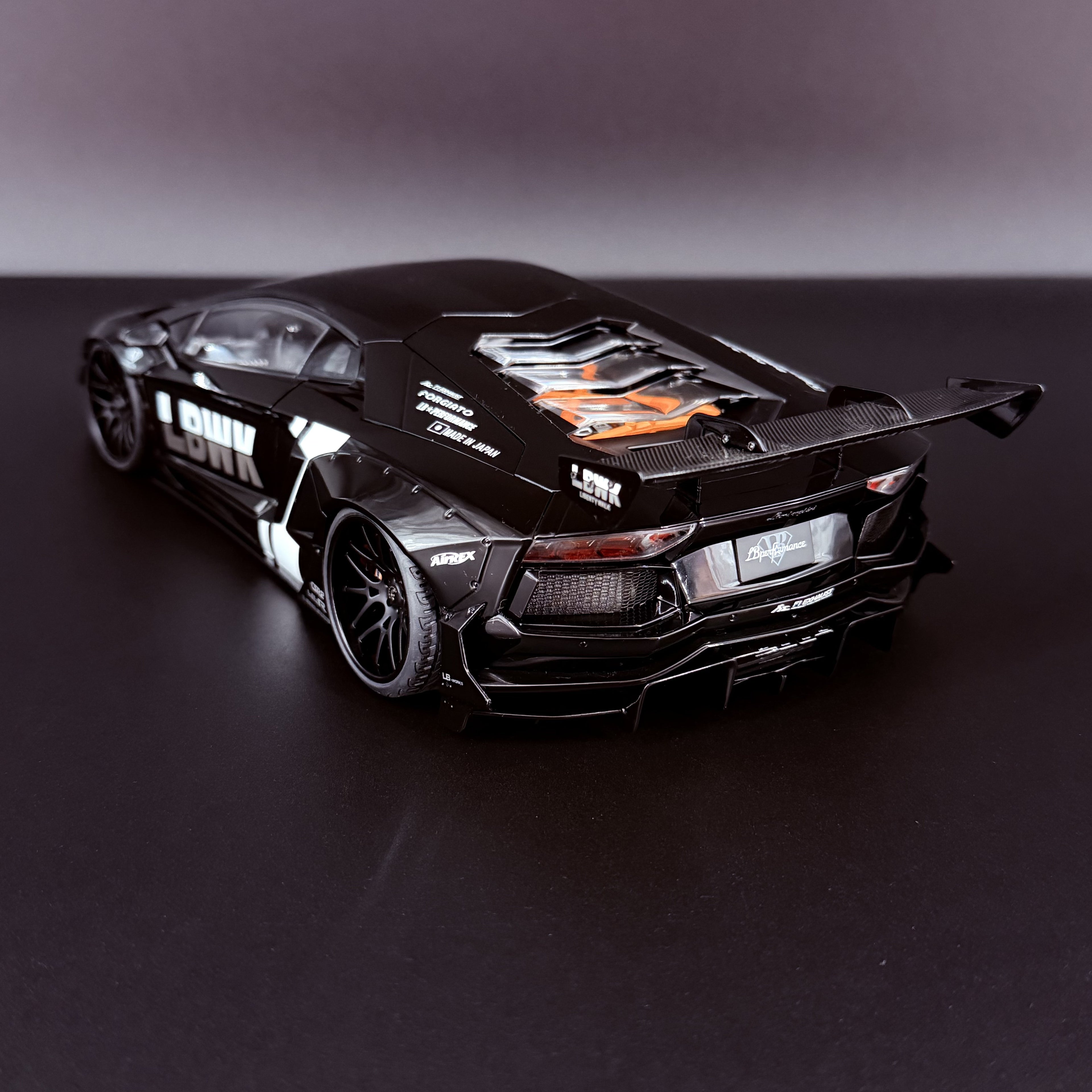 Lamborghini Aventador Liberty Walk LB-W – Maßstab 1:18 von AUTOart