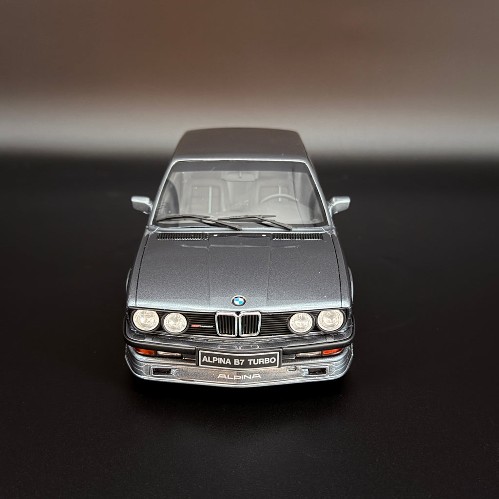 1:18 BMW Alpina B7 Turbo E28, szürke – limitált kiadás, 999 db, OTTOmobile