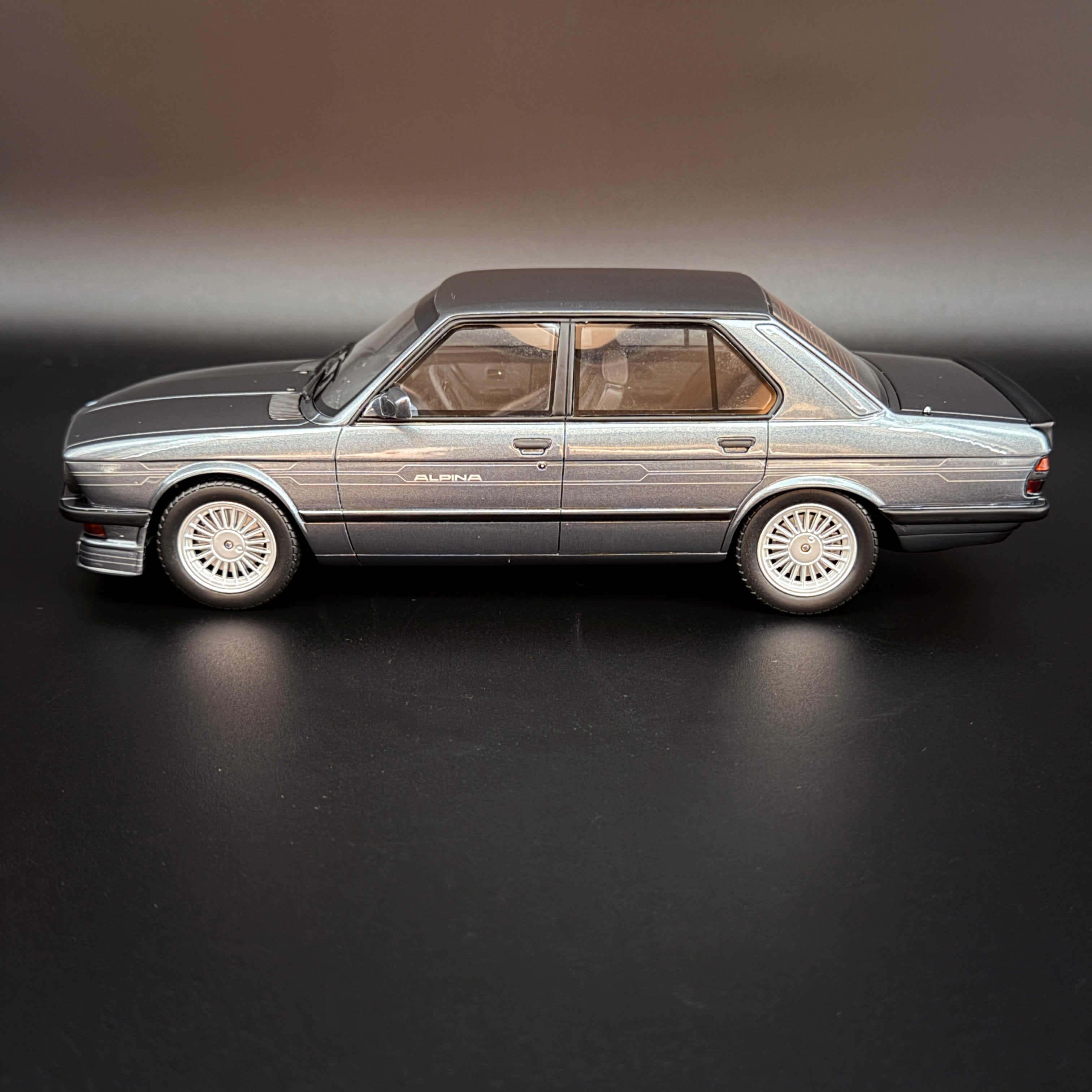 1:18 BMW Alpina B7 Turbo E28, szürke – limitált kiadás, 999 db, OTTOmobile