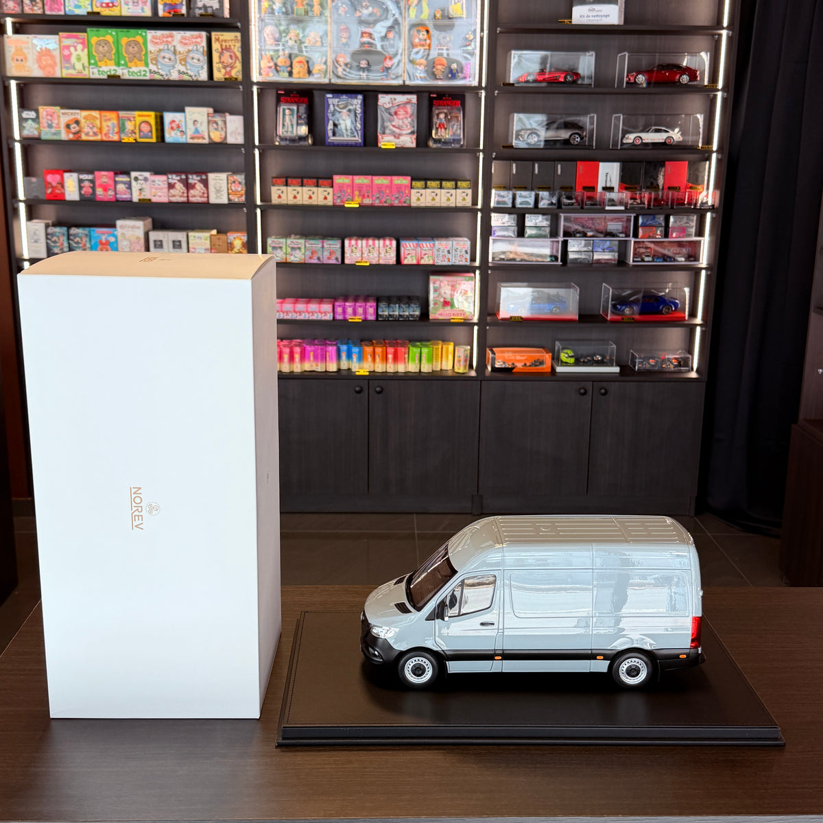 Mercedes-Benz Sprinter 2018 – šedý 1:18 od Norev