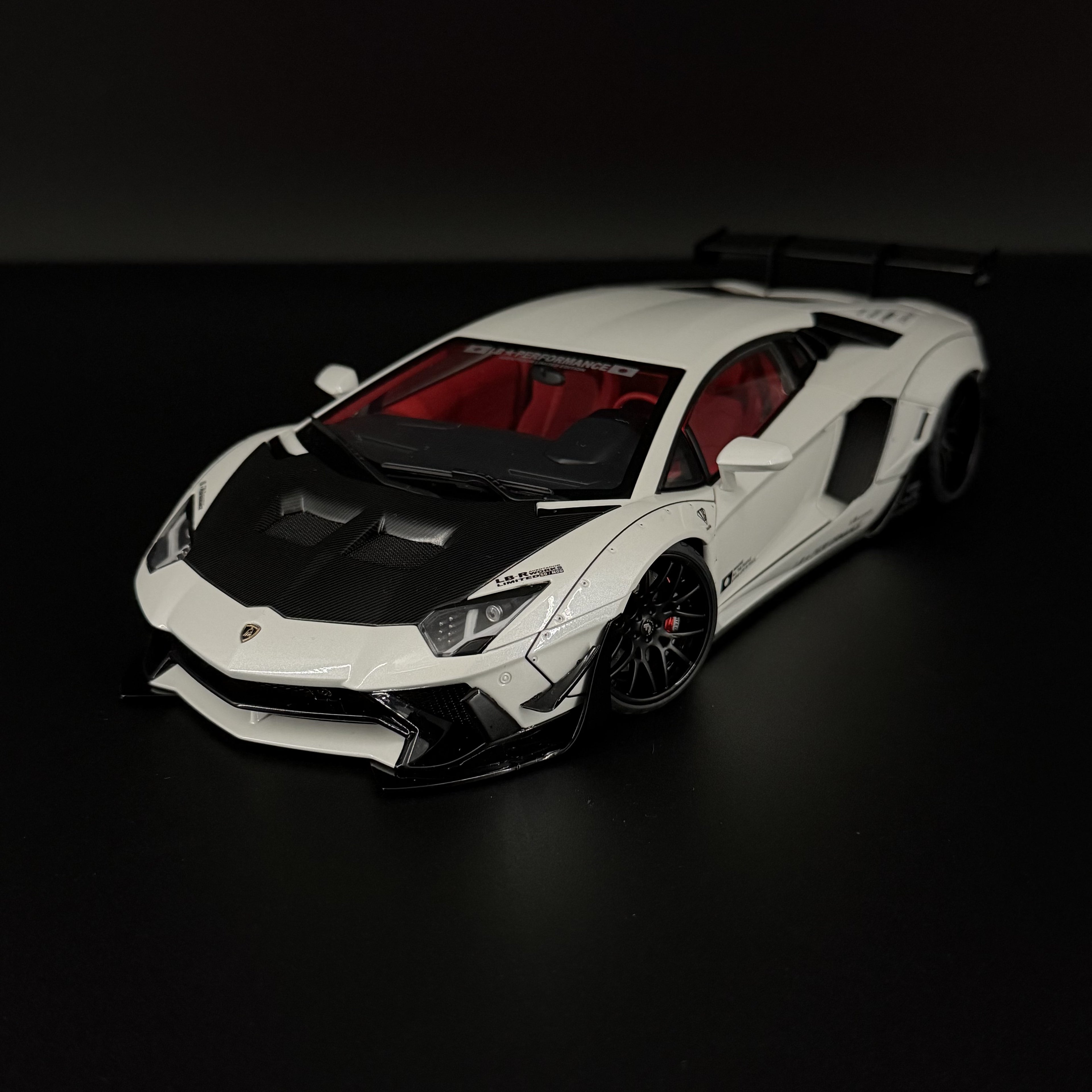 Liberty Walk Lamborghini Aventador Limited Edition – Metallicweiß 1:18 Maßstab von AUTOart