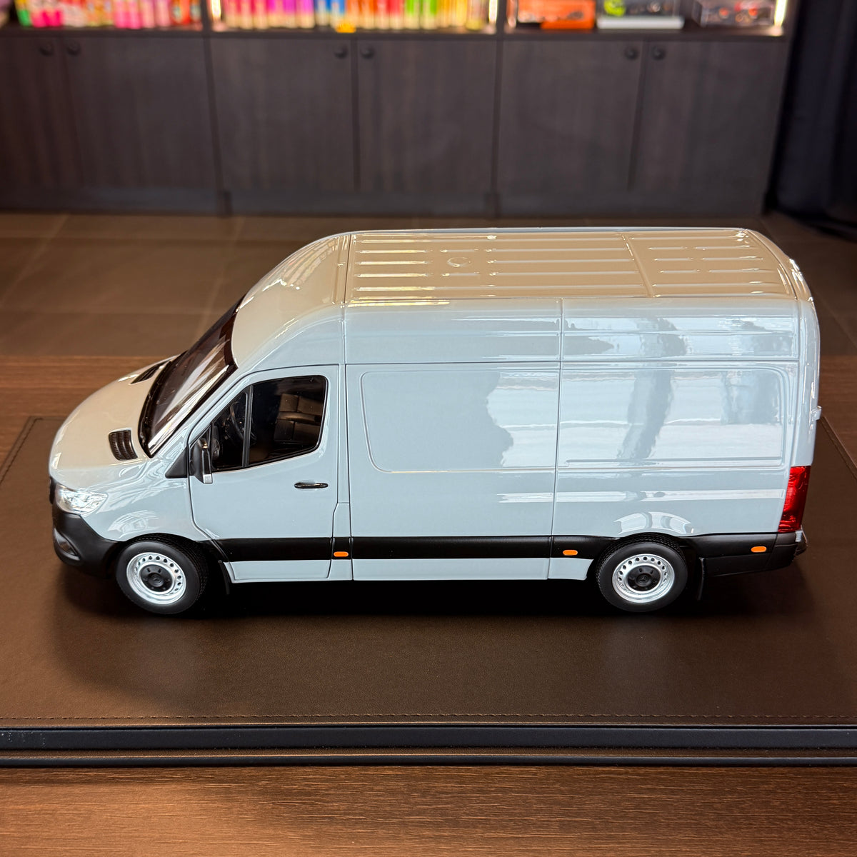 Mercedes-Benz Sprinter 2018 – šedý 1:18 od Norev